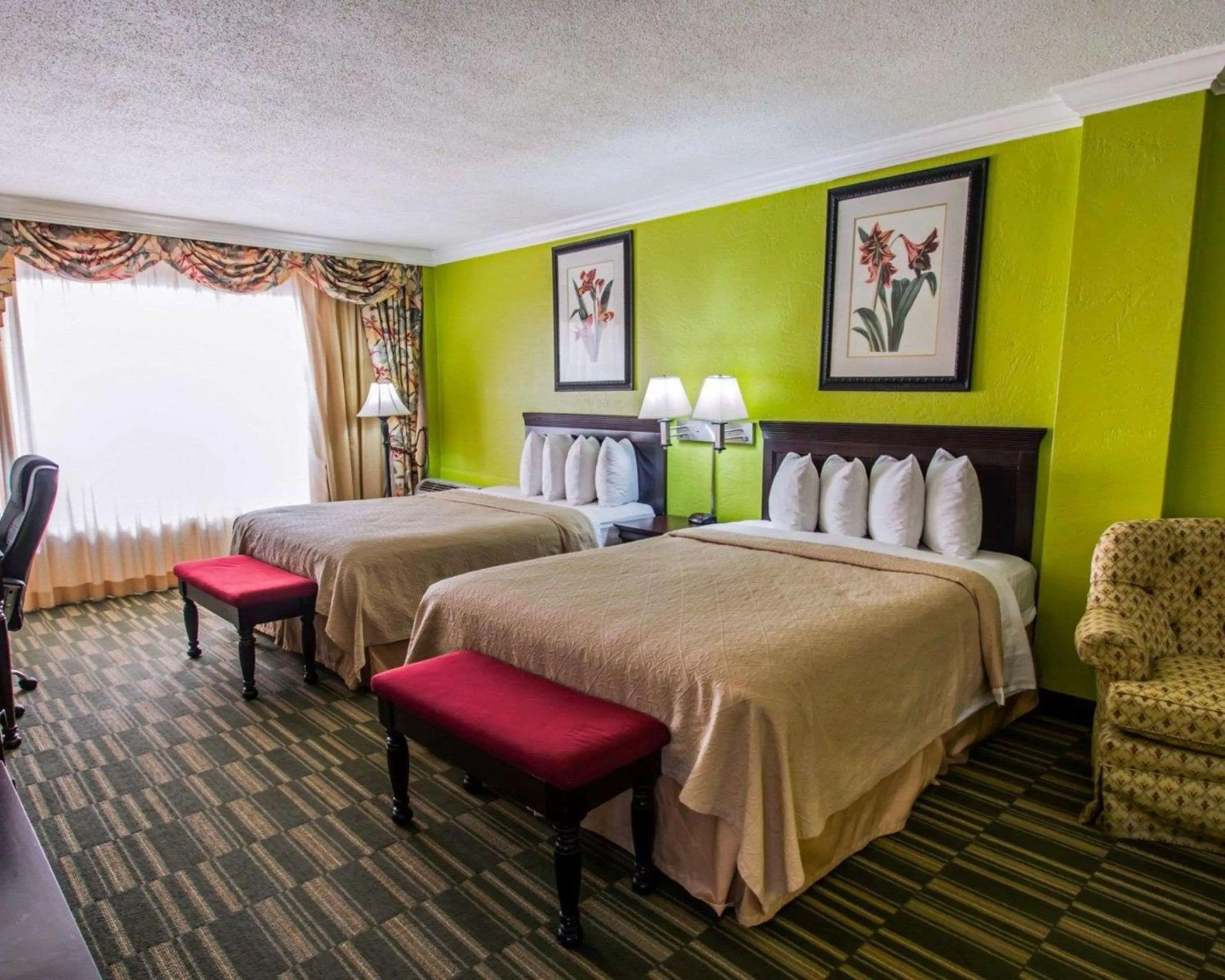 Photo of the whole room, Bed in Quality Inn Oceanfront