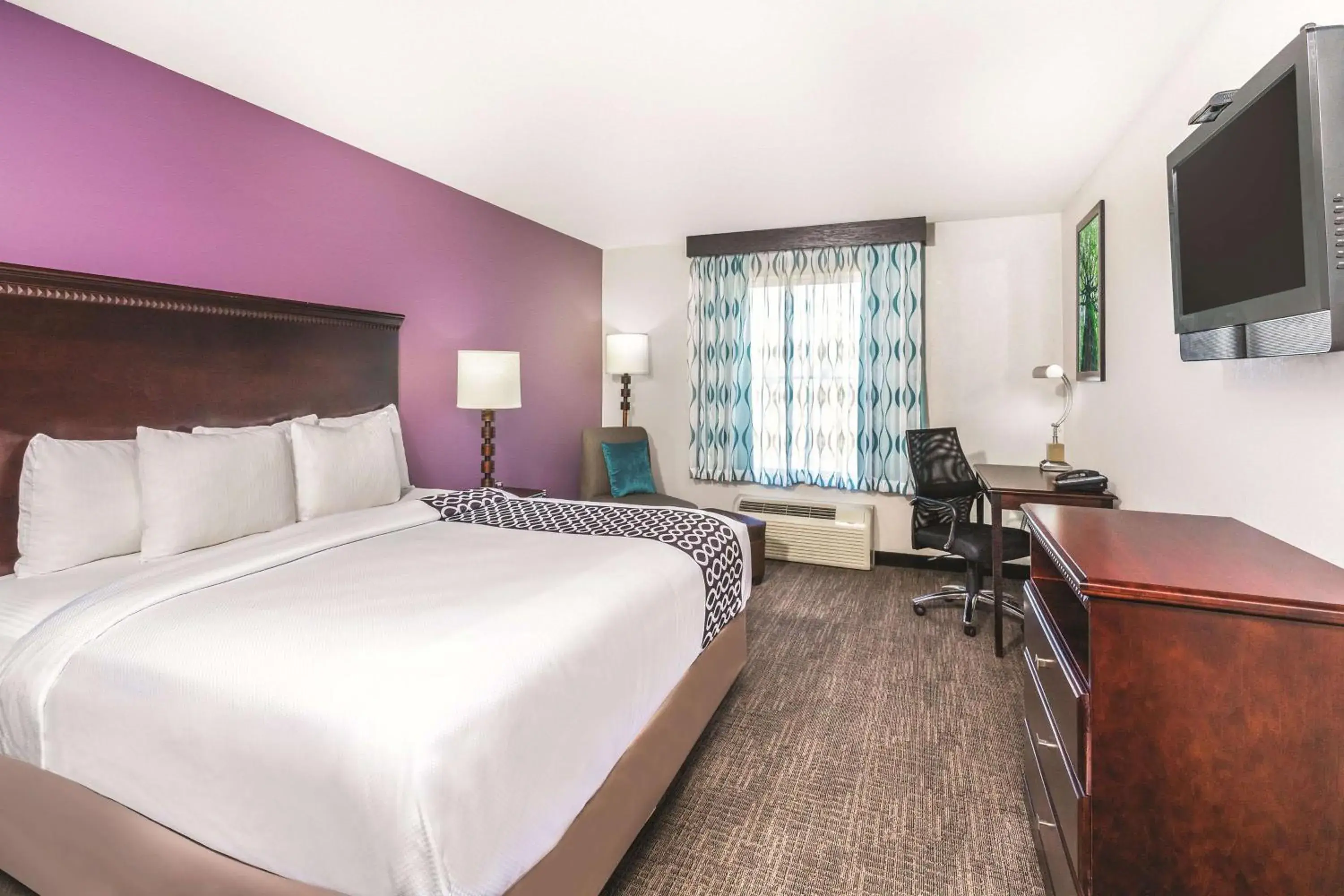 Deluxe King Room in La Quinta by Wyndham Rome Deluxe King Room in La Quinta by Wyndham Rome