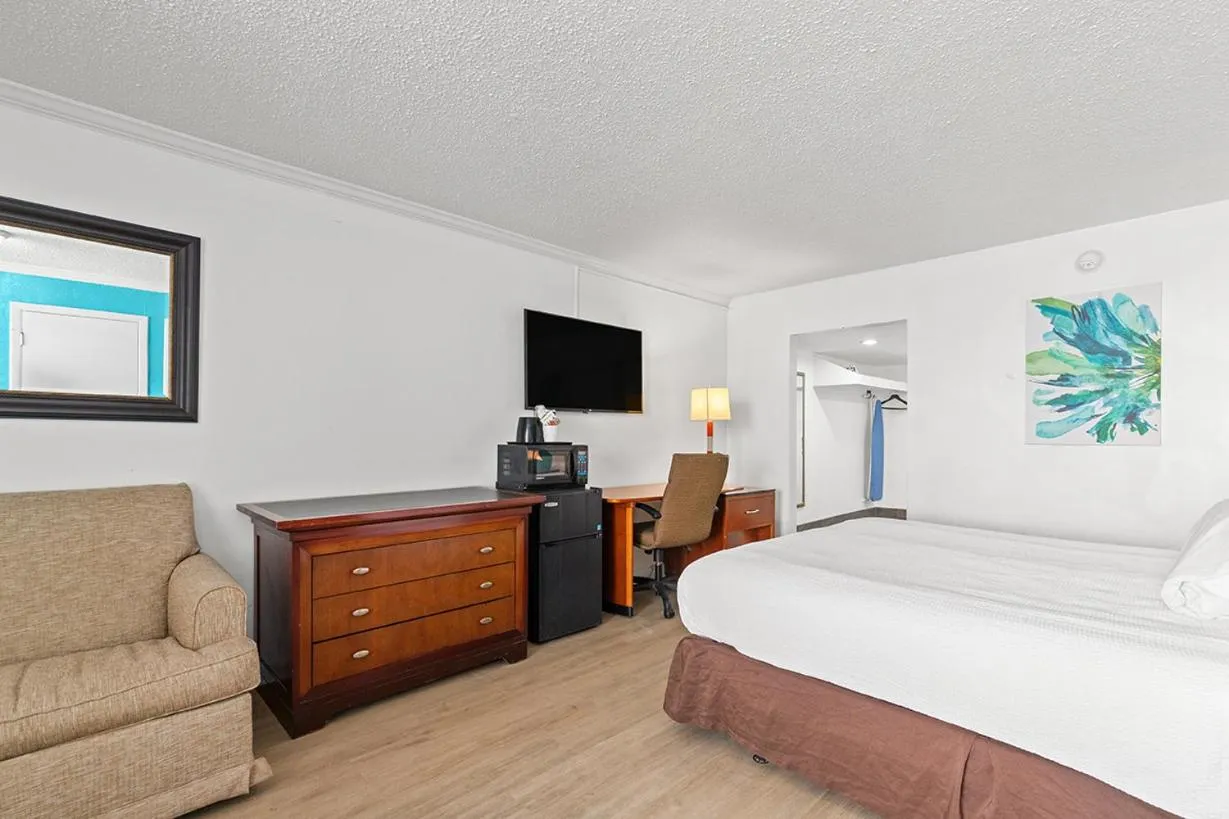 Living room, Bed in The Reef At Seahaven Beach Resorts