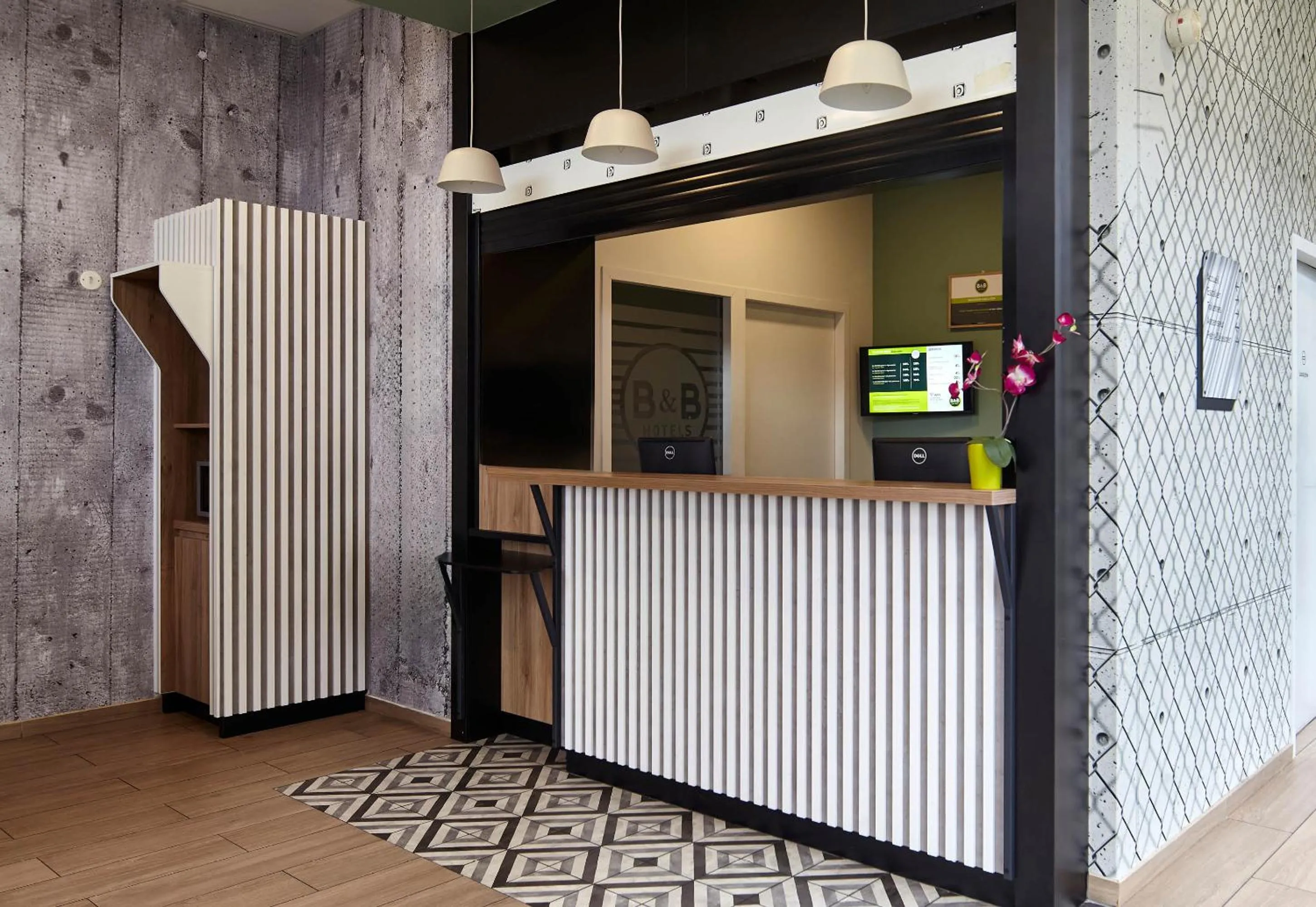 Lobby or reception in B&B HOTEL Cergy Saint Christophe