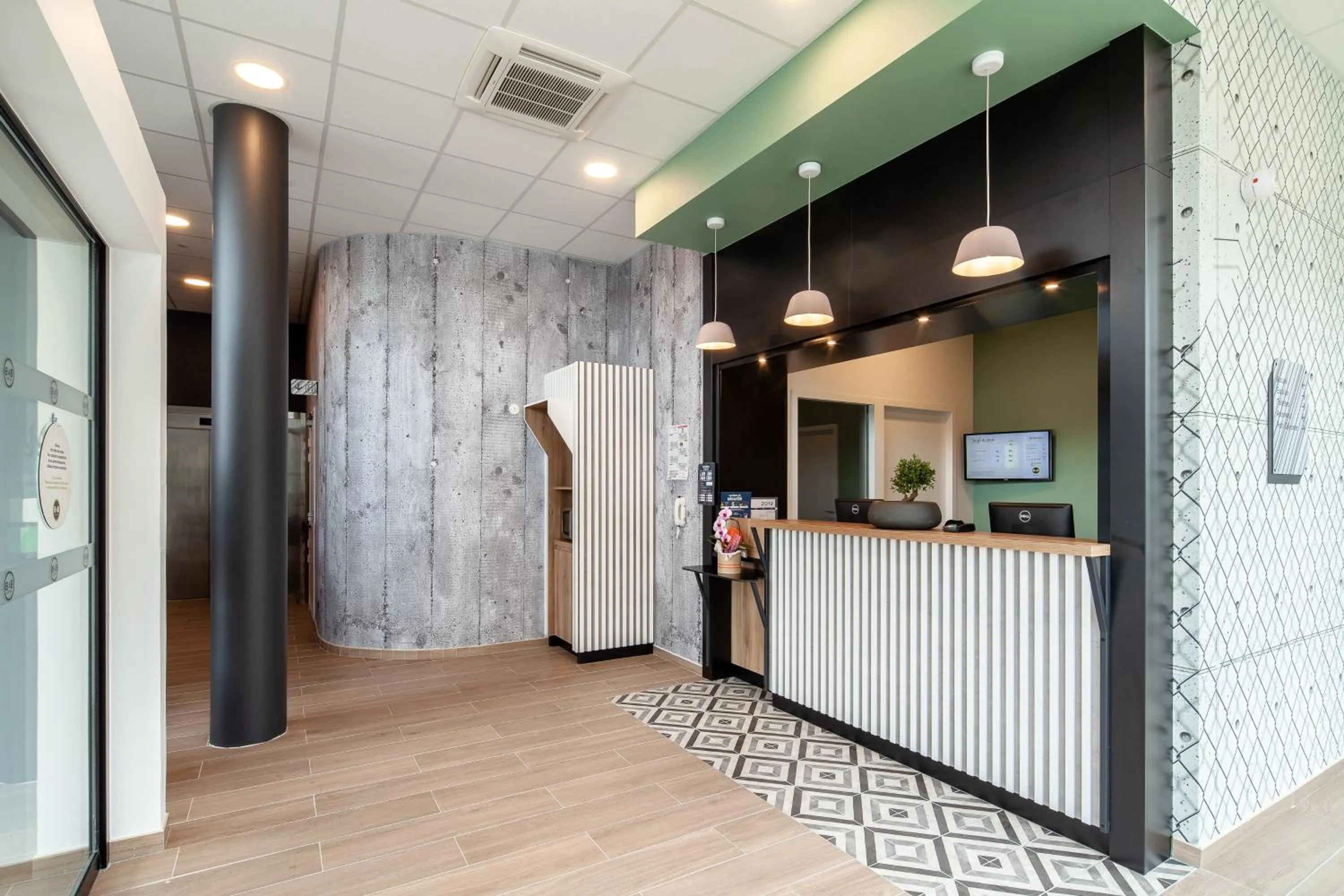 Lobby or reception in B&B HOTEL Cergy Saint Christophe