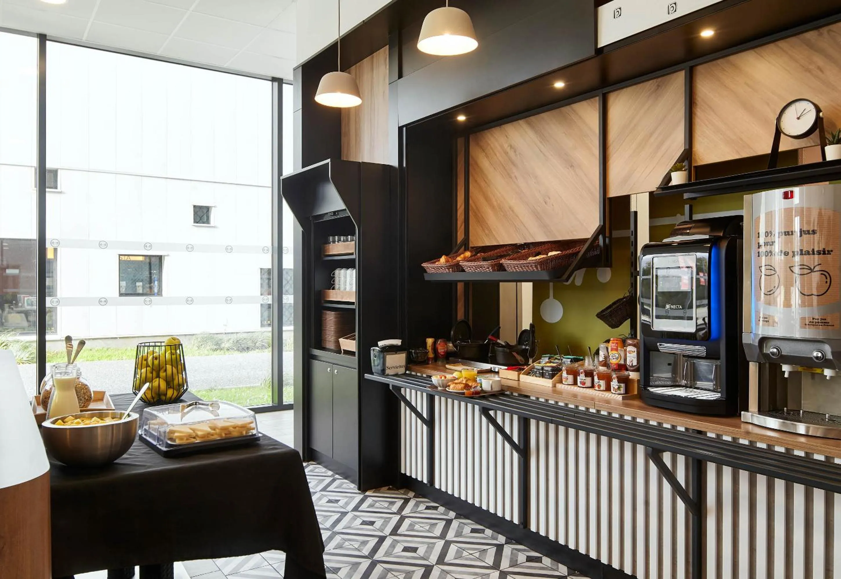 Buffet breakfast in B&B HOTEL Cergy Saint Christophe