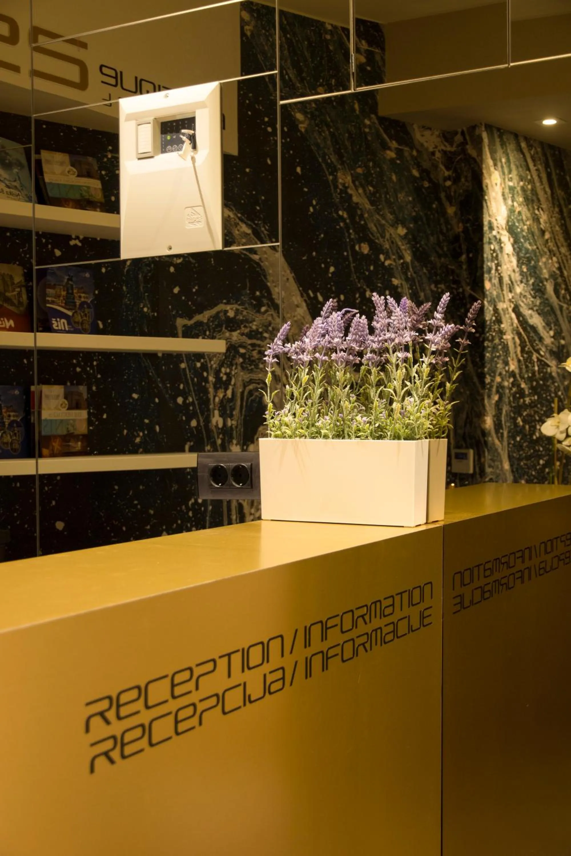 BOUTIQUE 25h by Eva stay 018