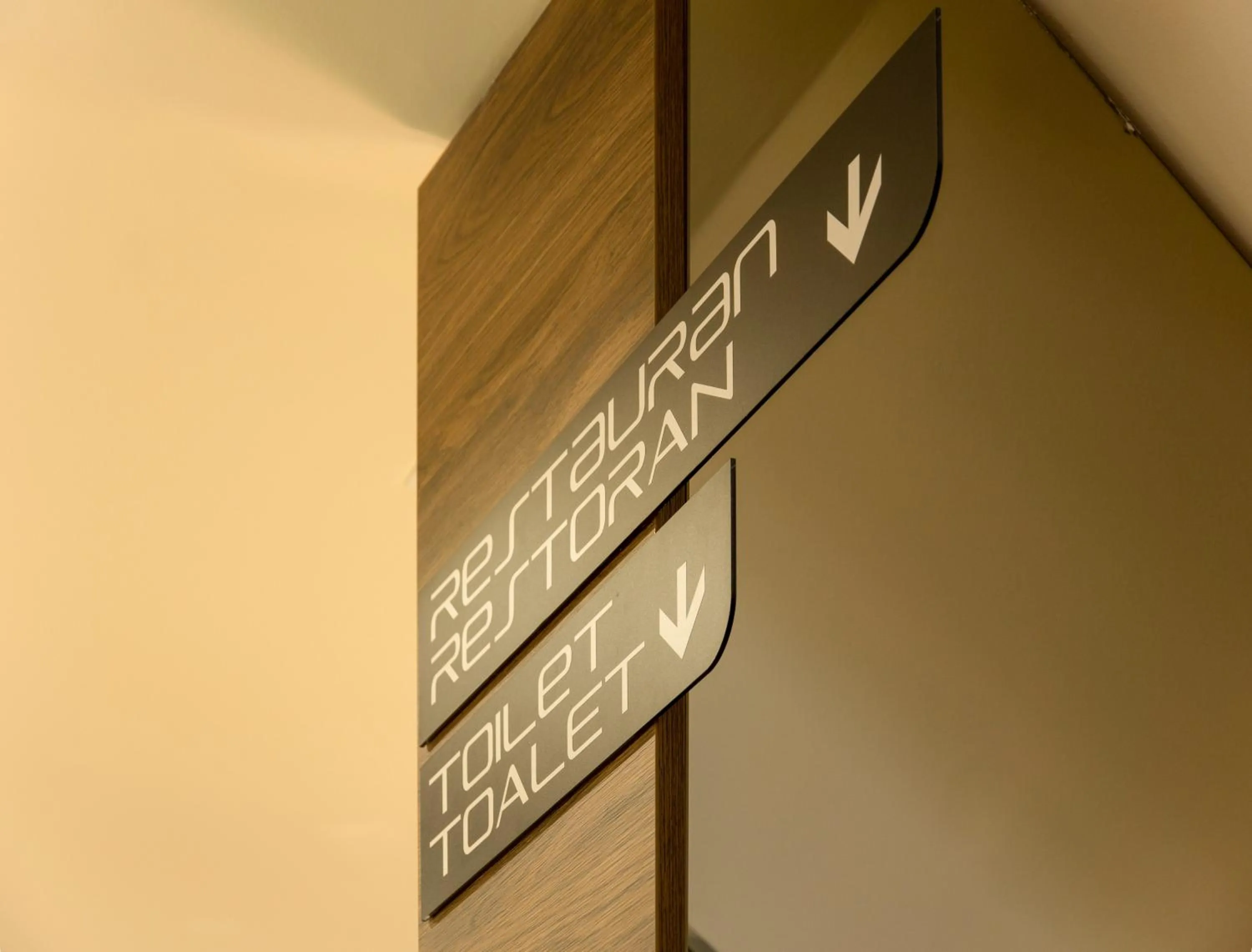 BOUTIQUE 25h by Eva stay 018