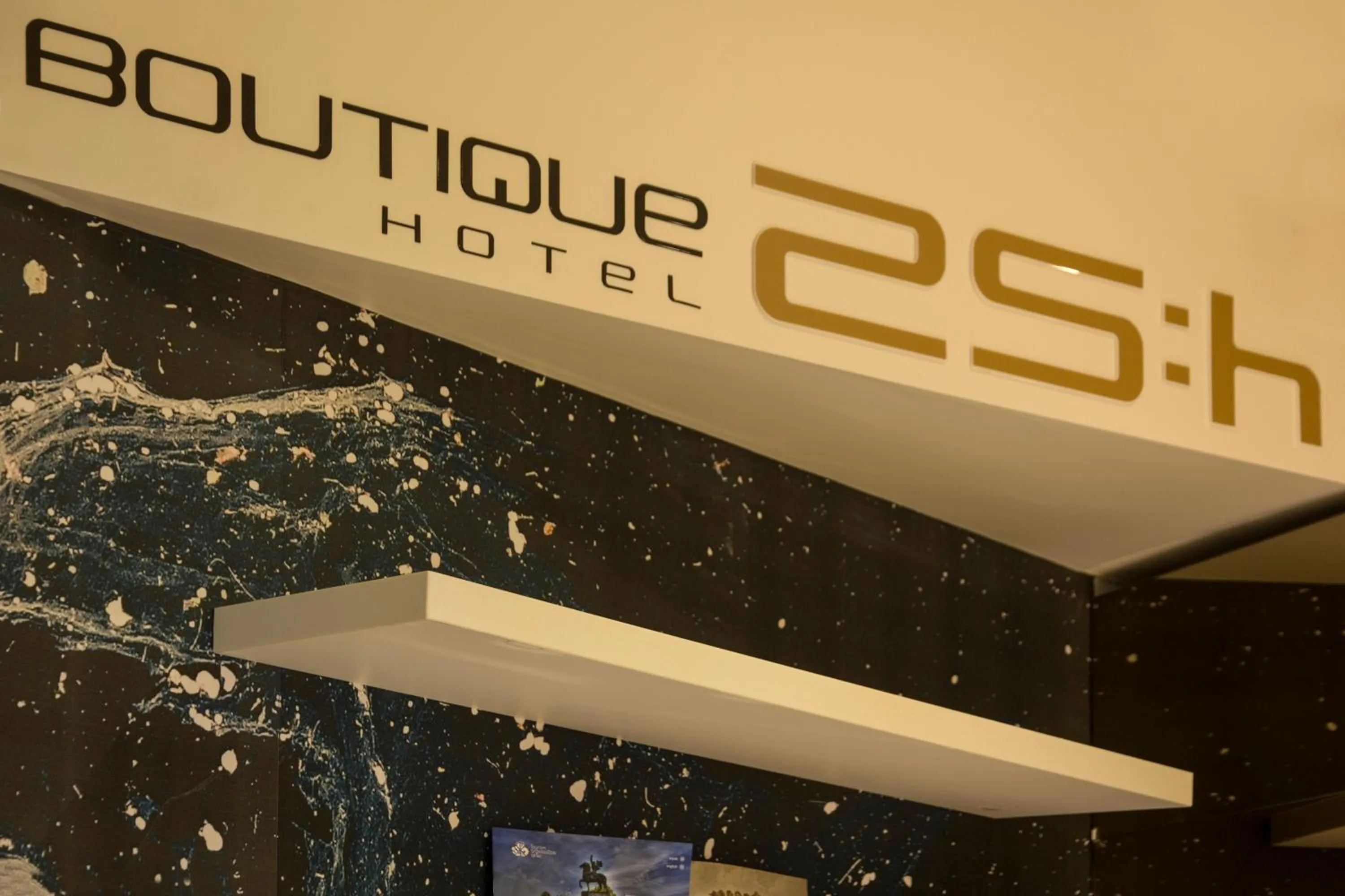 BOUTIQUE 25h by Eva stay 018