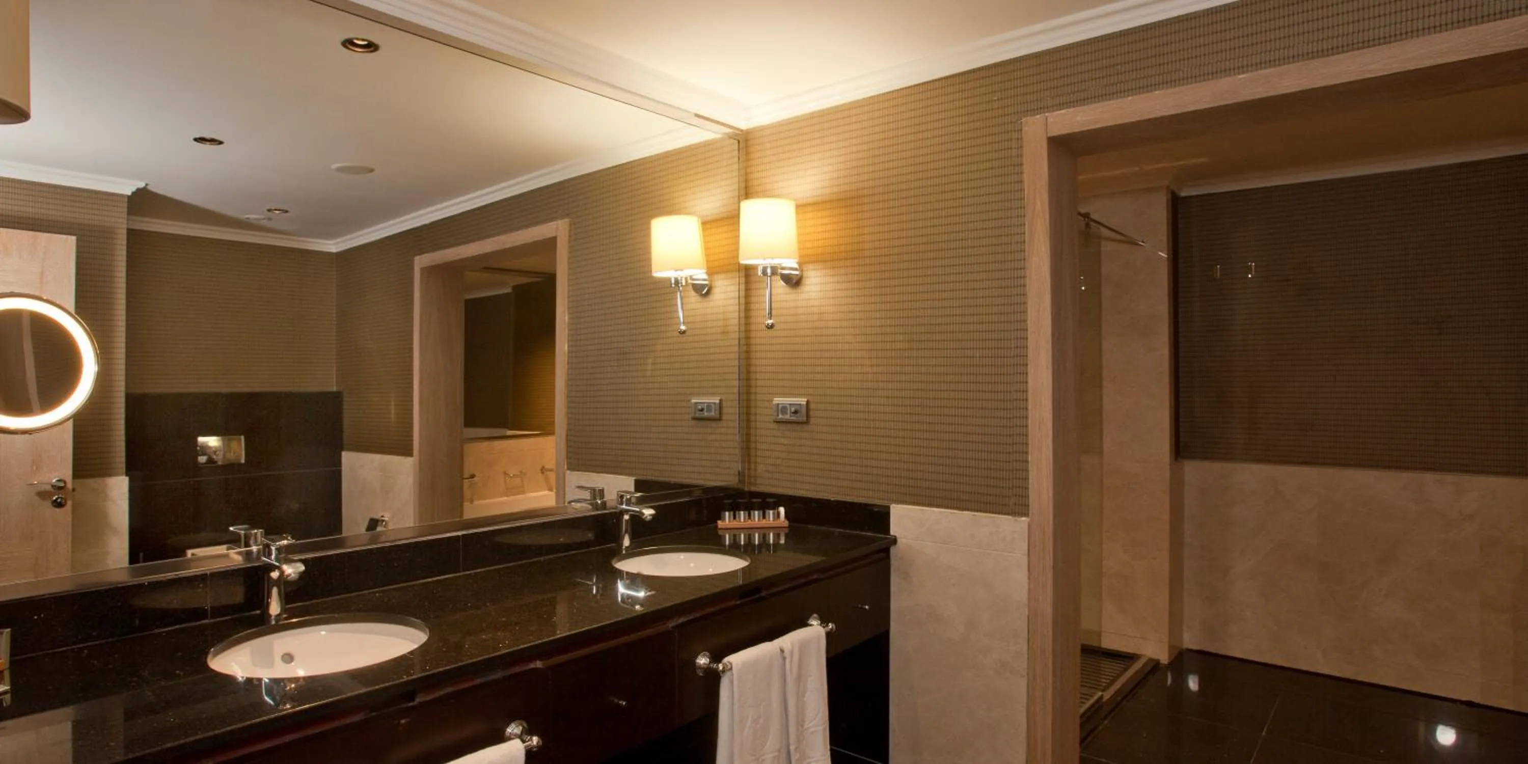 Bathroom in Juju Premier Palace Hotel