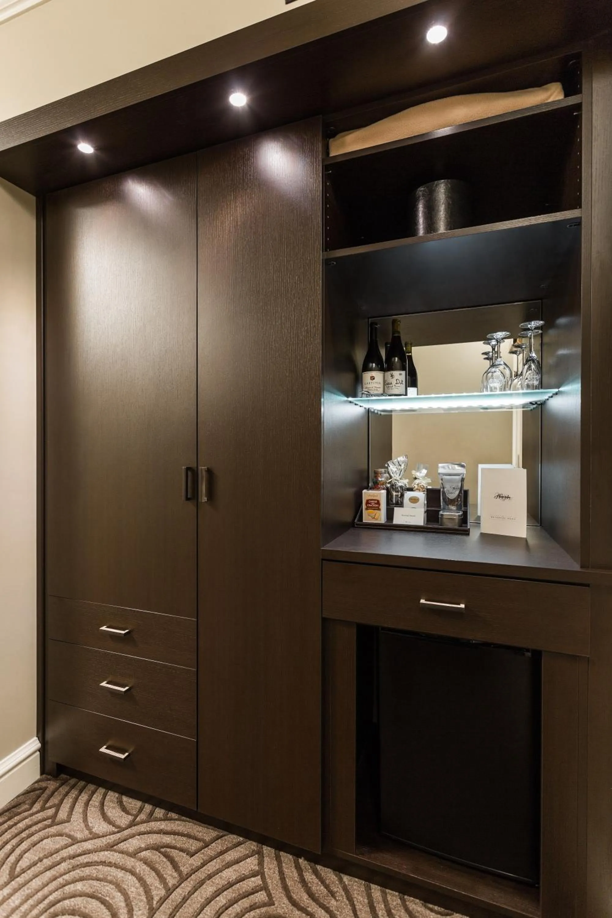 Food and drinks in Montecito Inn