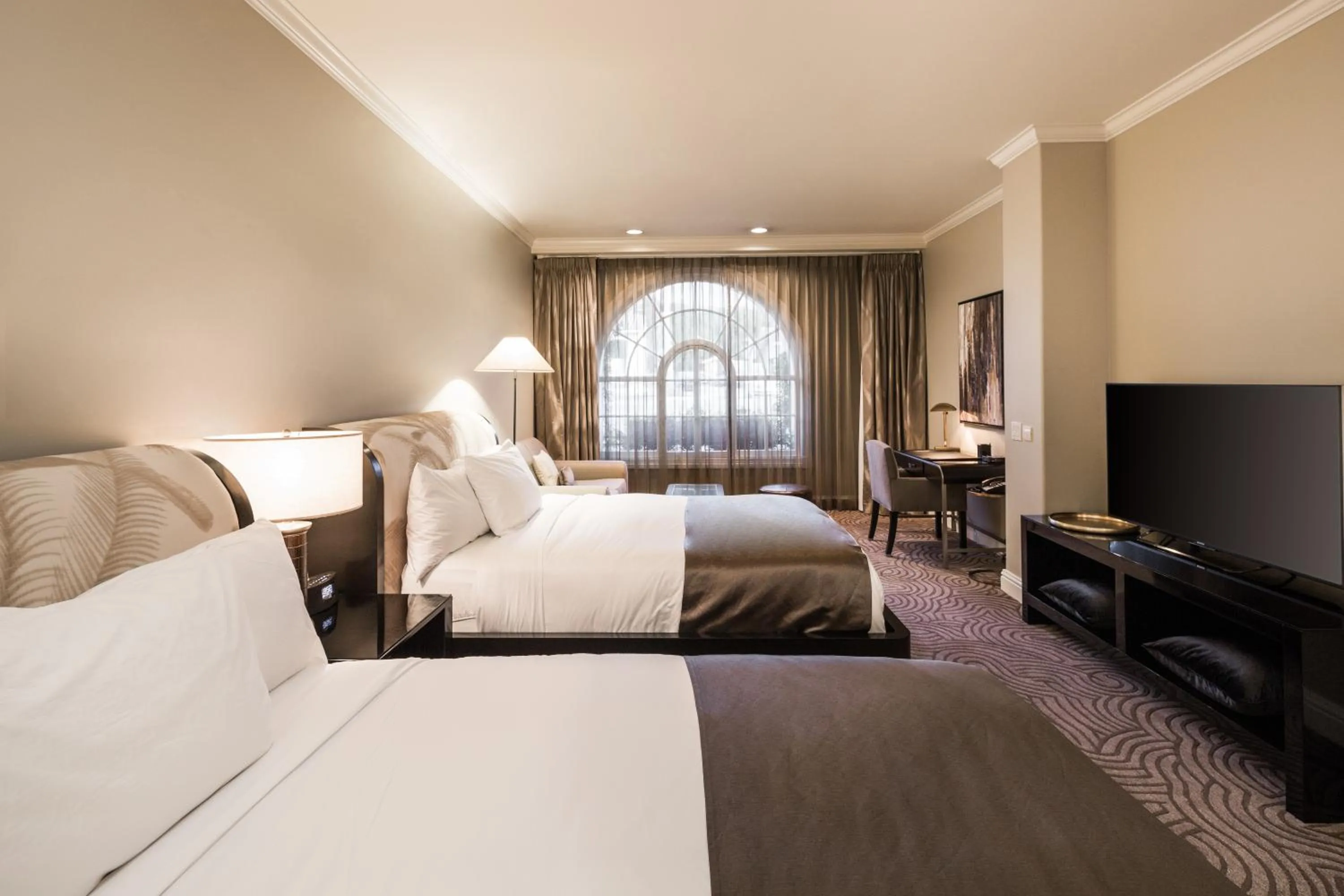 Bed in Montecito Inn