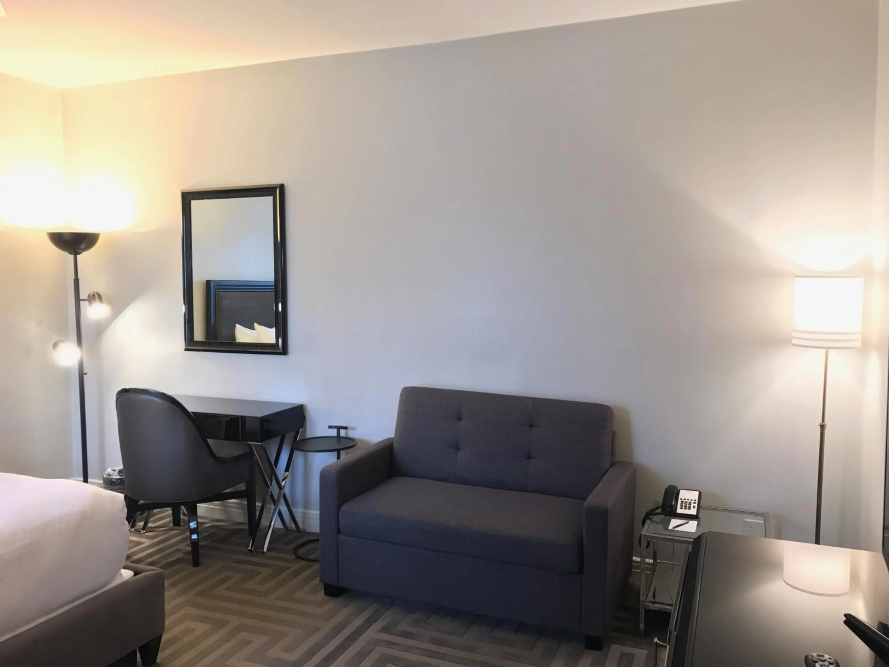 Bed in Montecito Inn