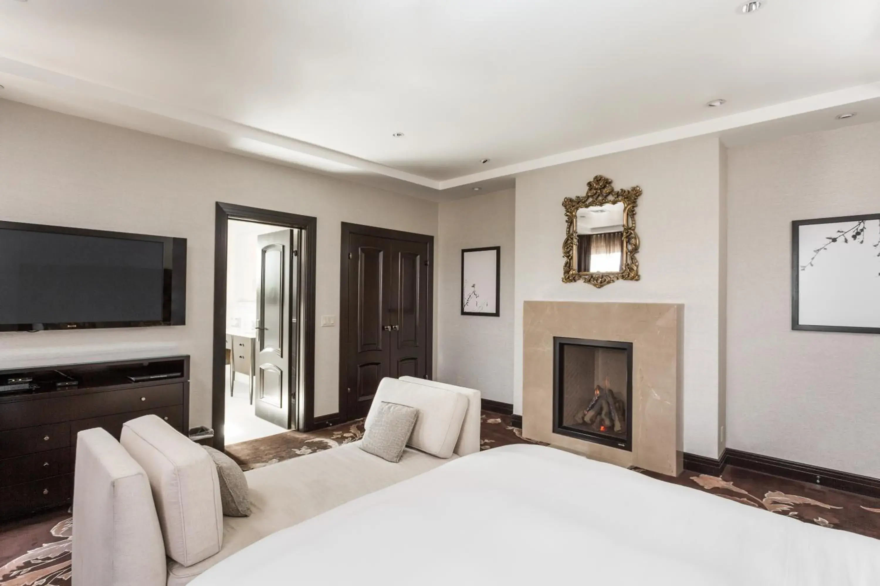 Bed in Montecito Inn Bed in Montecito Inn