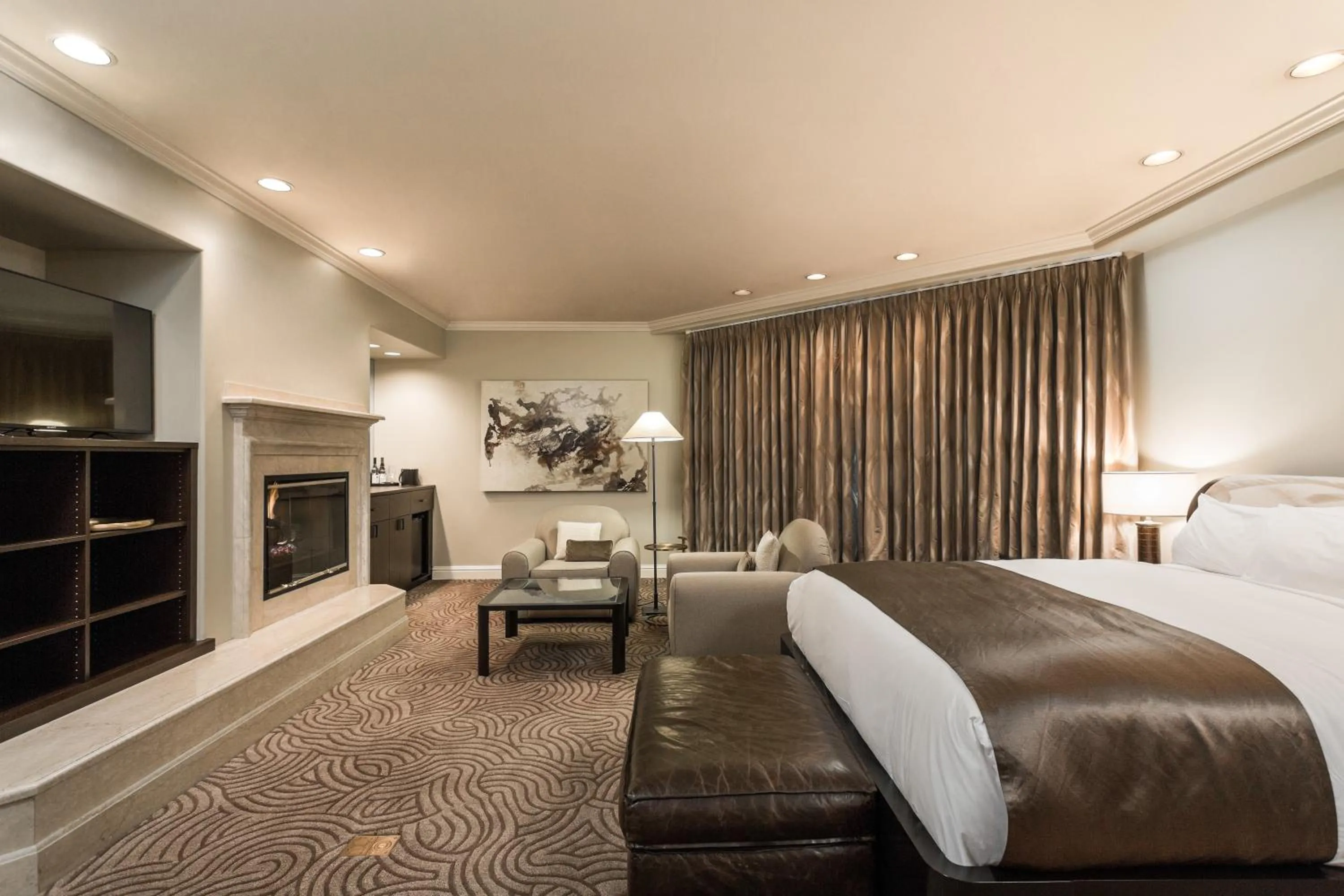 Bed in Montecito Inn