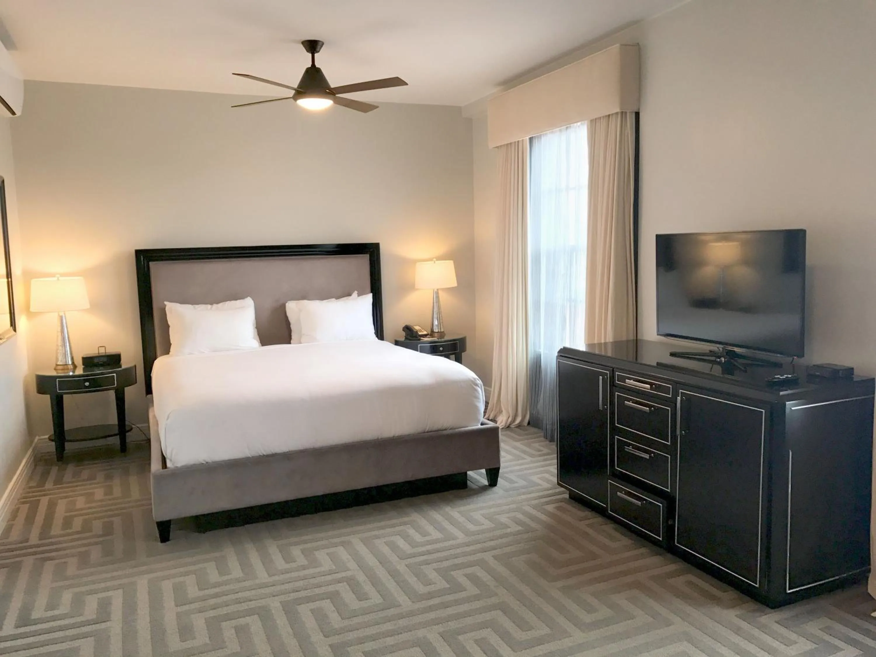 Bed in Montecito Inn