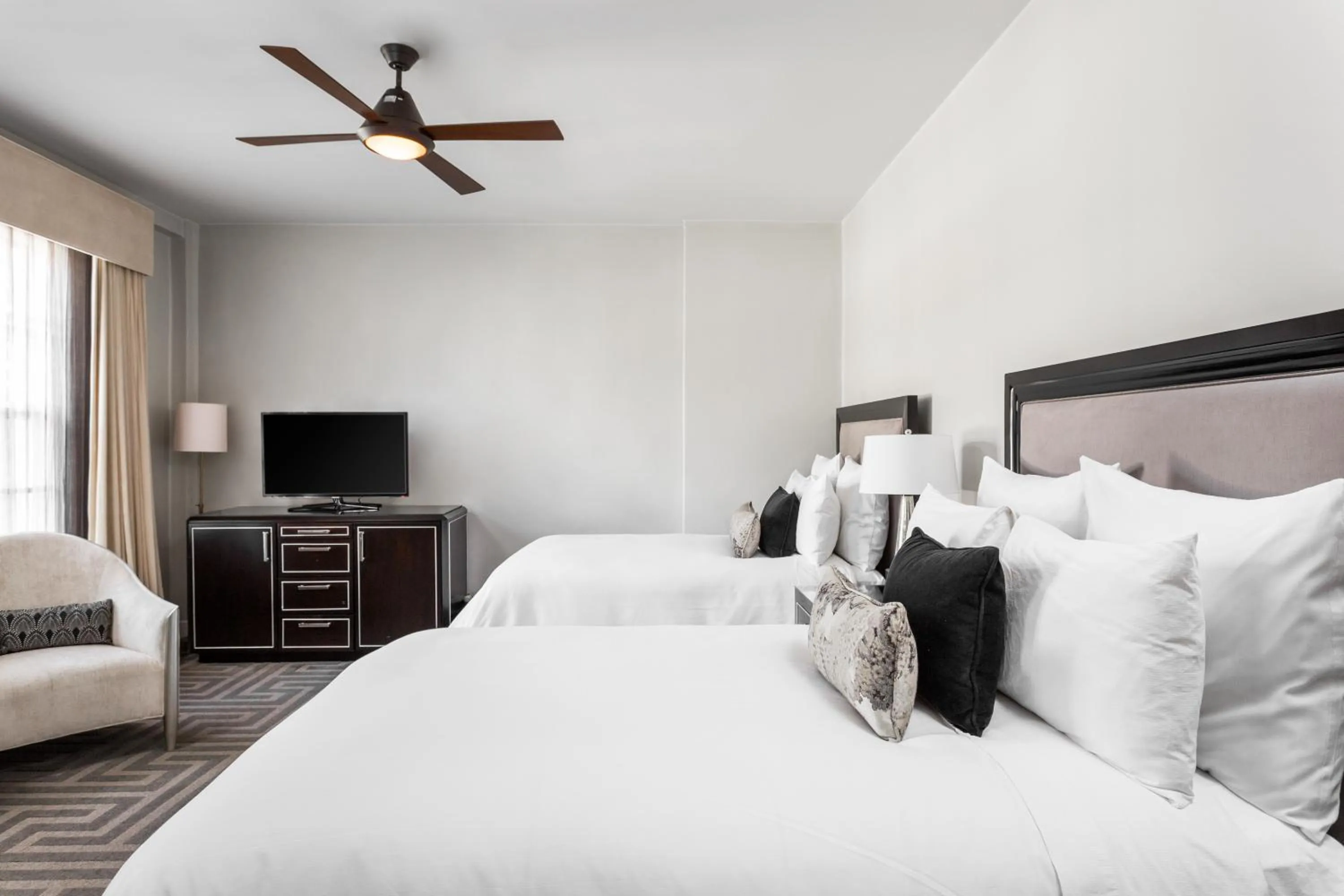 Bed in Montecito Inn