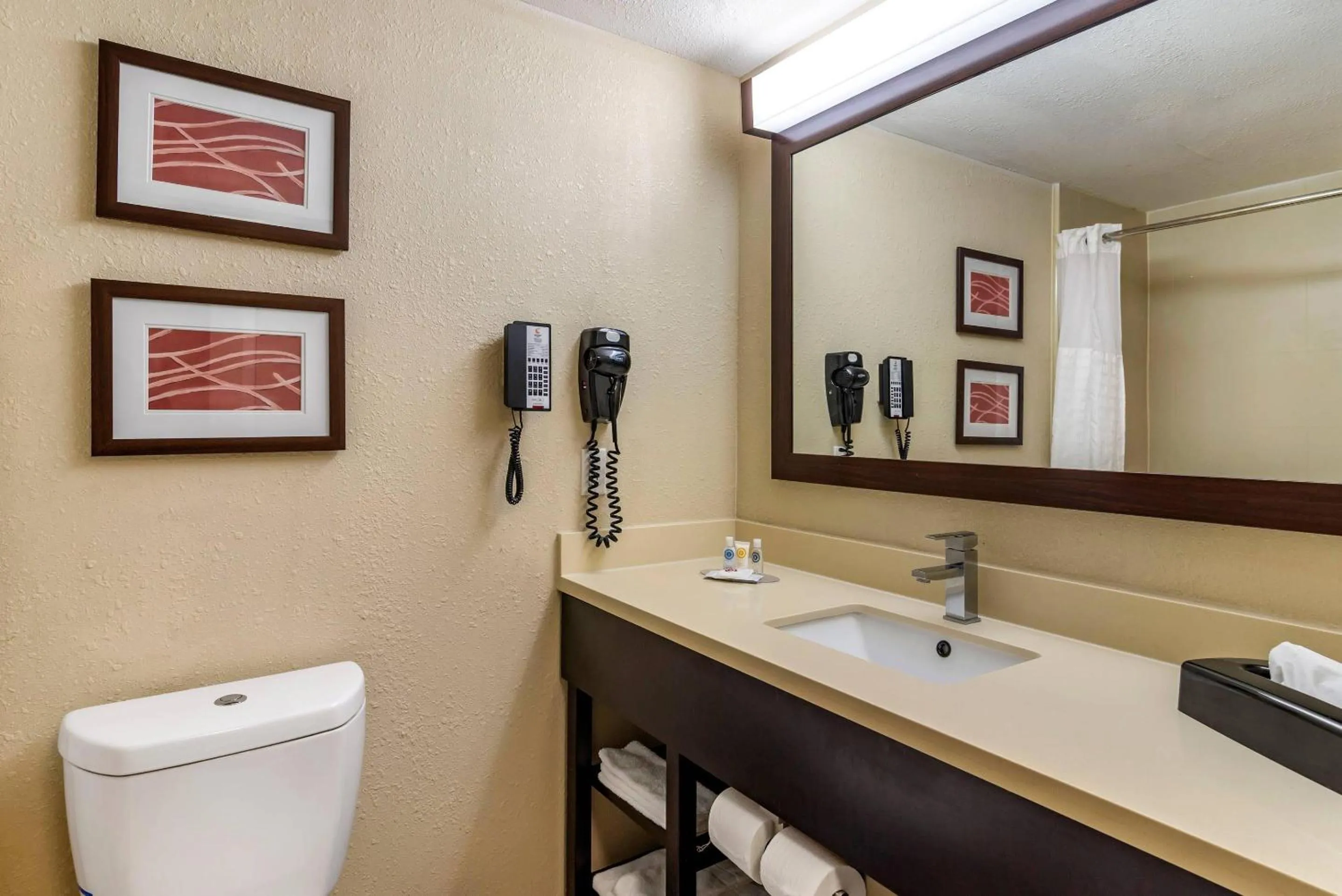 Bedroom in Comfort Inn & Suites near Six Flags