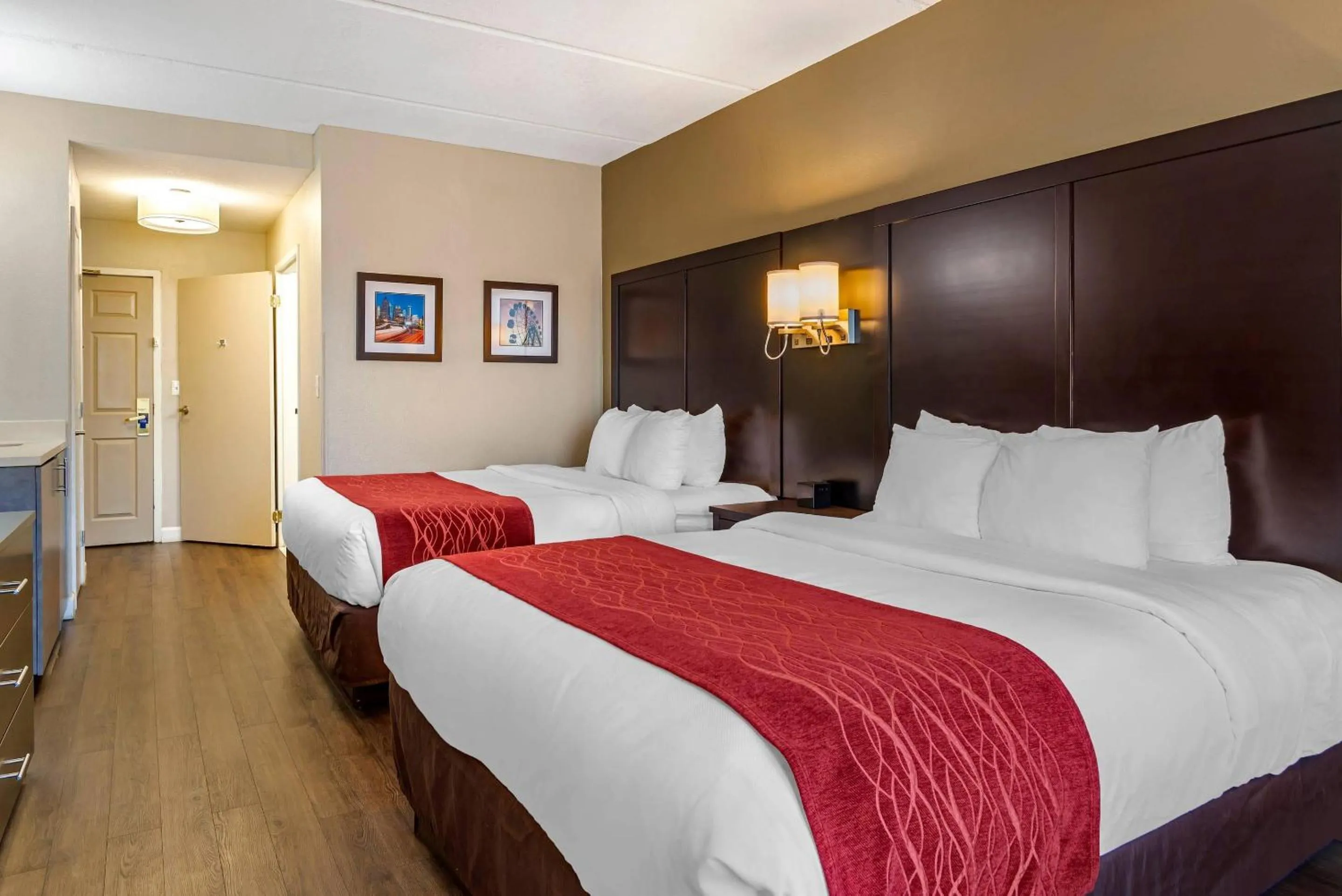 Bedroom, Bed in Comfort Inn & Suites near Six Flags