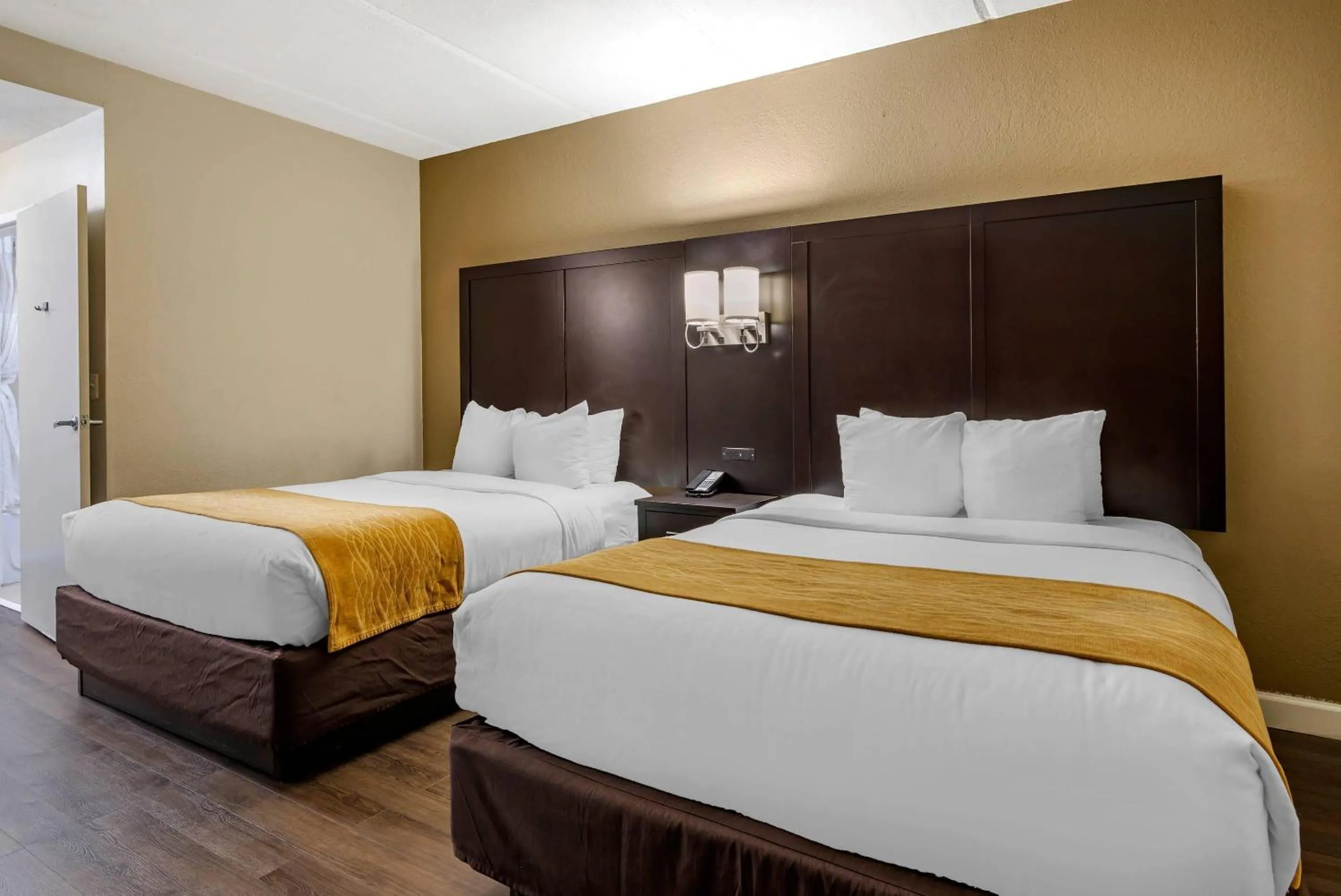 Bedroom, Bed in Comfort Inn & Suites near Six Flags