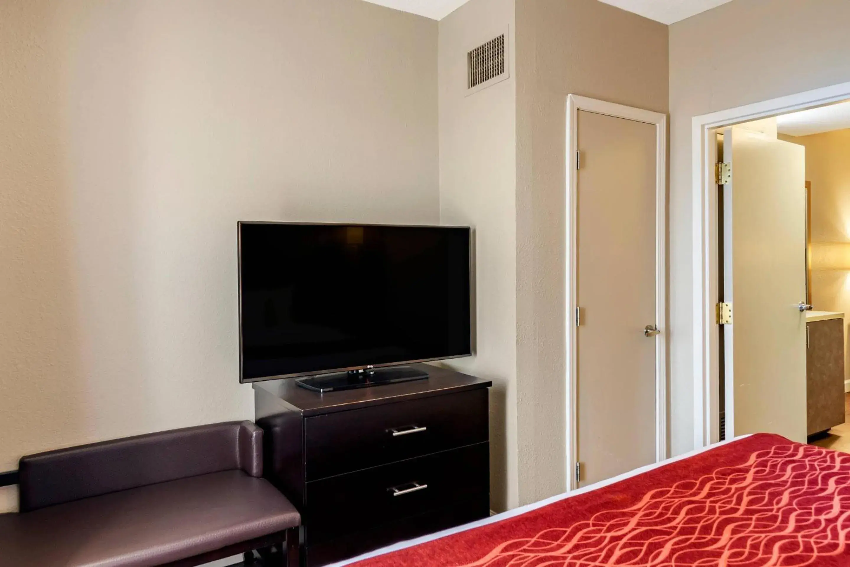 Bedroom, Bed in Comfort Inn & Suites near Six Flags Bedroom, Bed in Comfort Inn & Suites near Six Flags