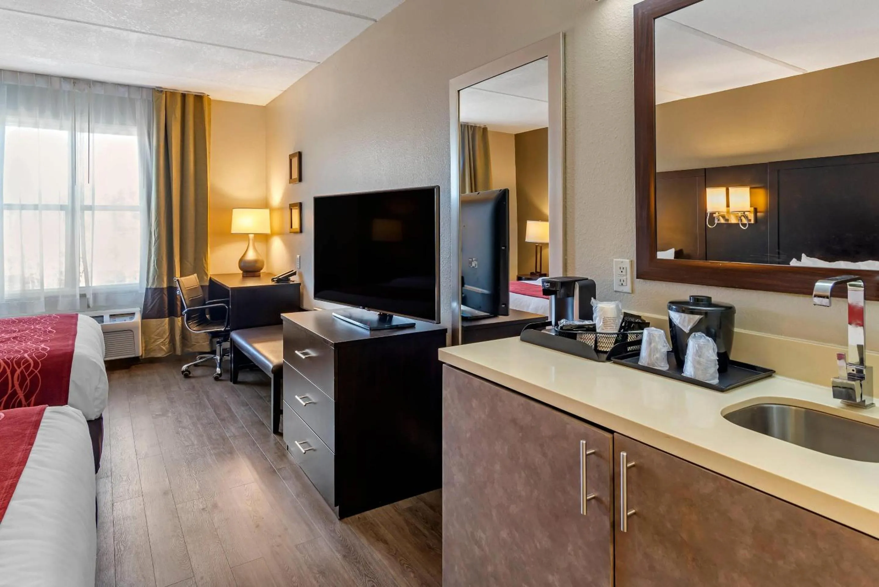 Bedroom, Bed in Comfort Inn & Suites near Six Flags