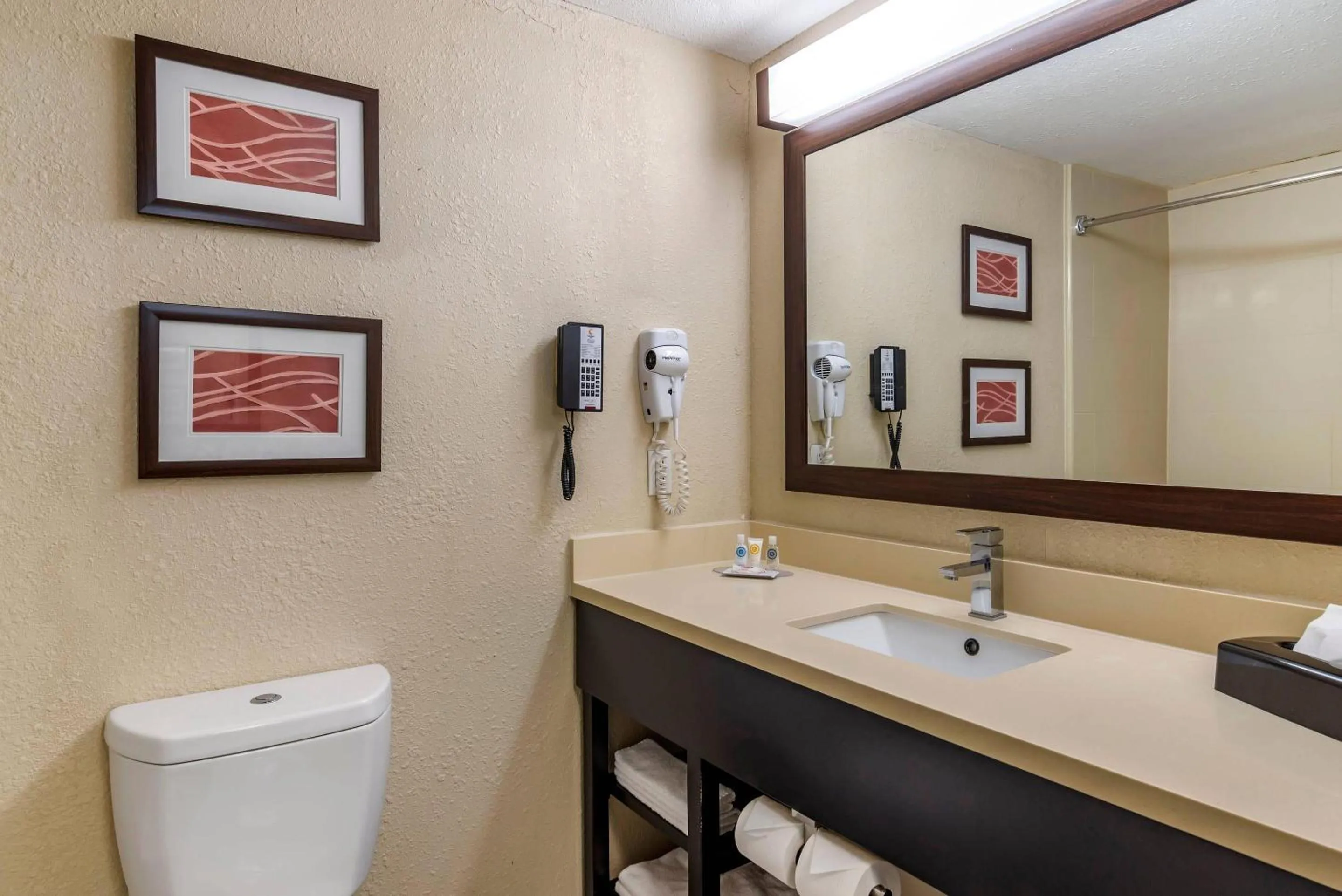Bedroom in Comfort Inn & Suites near Six Flags