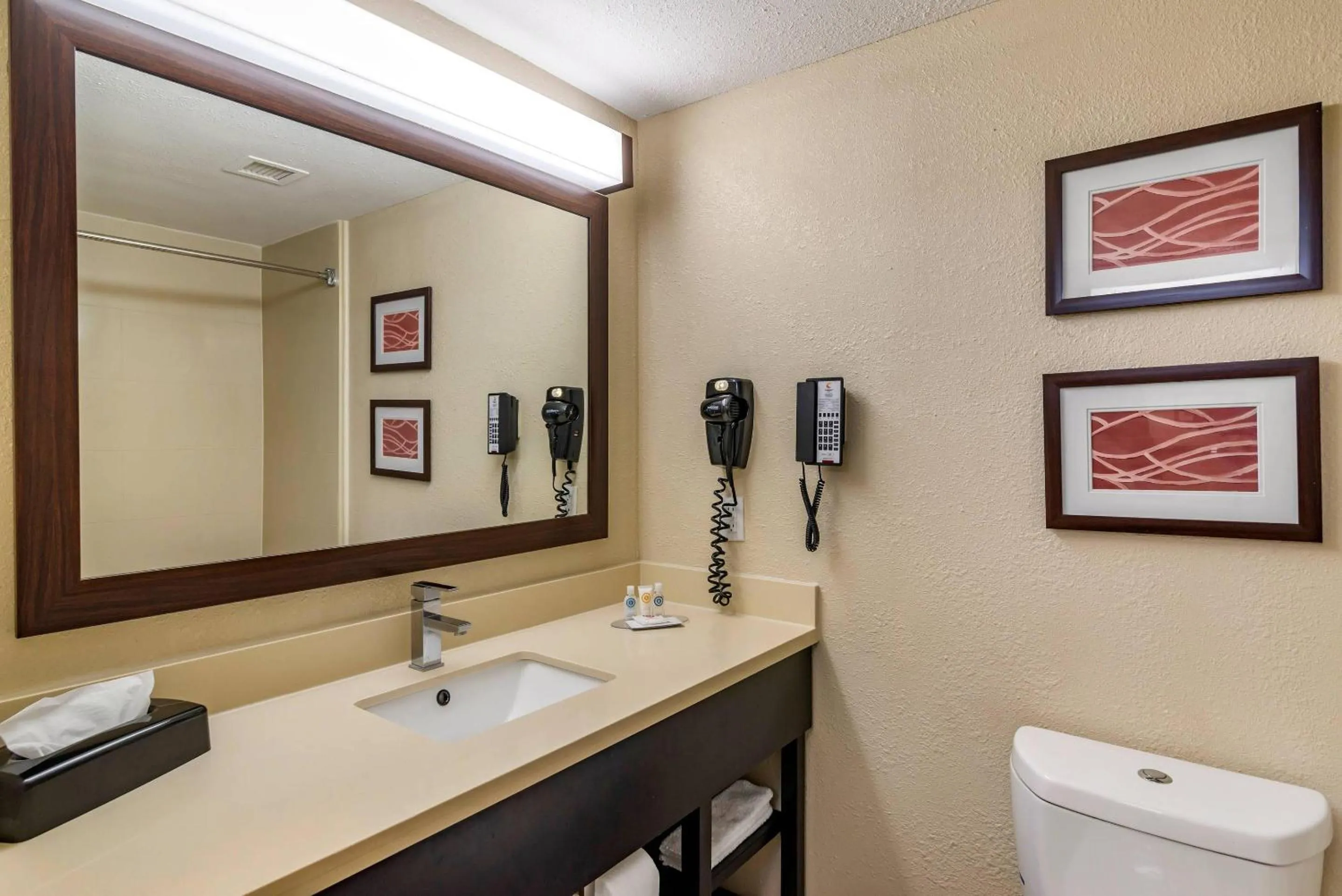 Bedroom in Comfort Inn & Suites near Six Flags