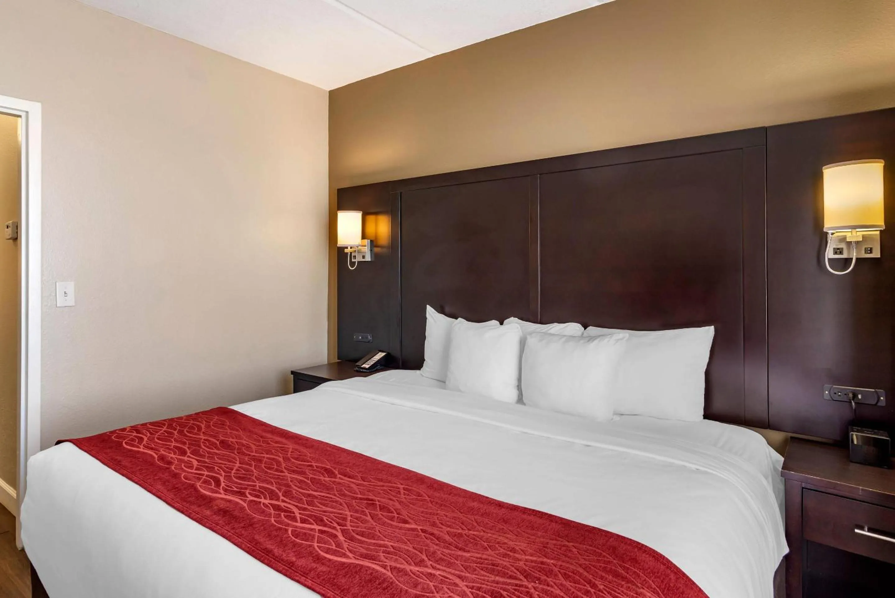 Bedroom, Bed in Comfort Inn & Suites near Six Flags