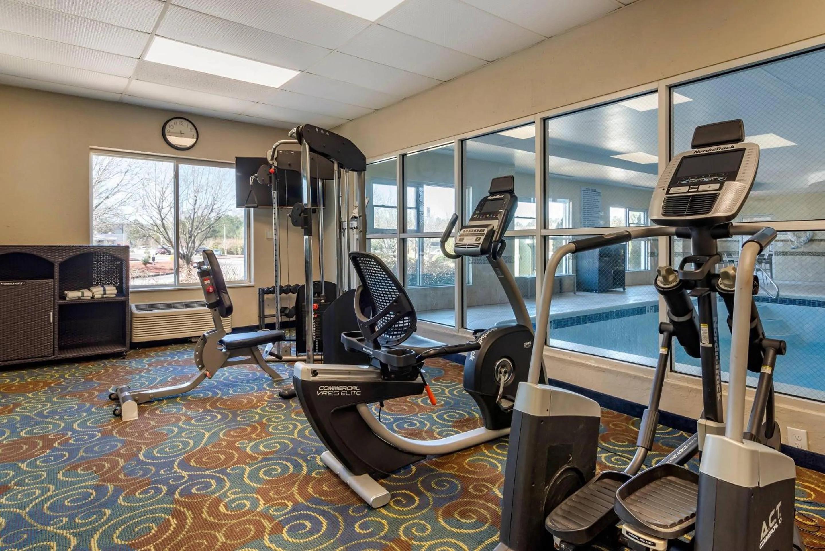 Fitness centre/facilities in Comfort Inn & Suites near Six Flags