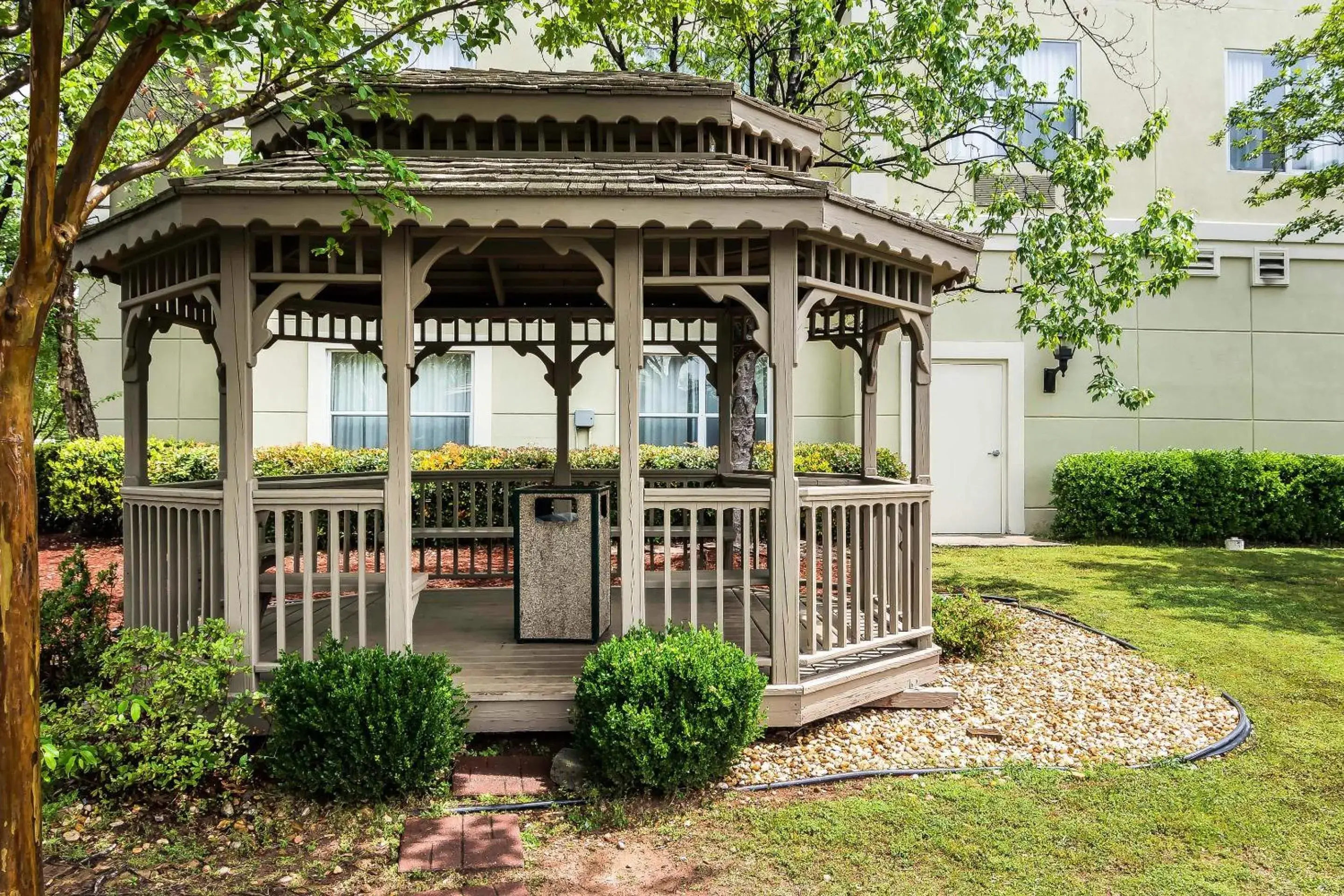 Swimming pool in Comfort Inn & Suites near Six Flags Swimming pool in Comfort Inn & Suites near Six Flags