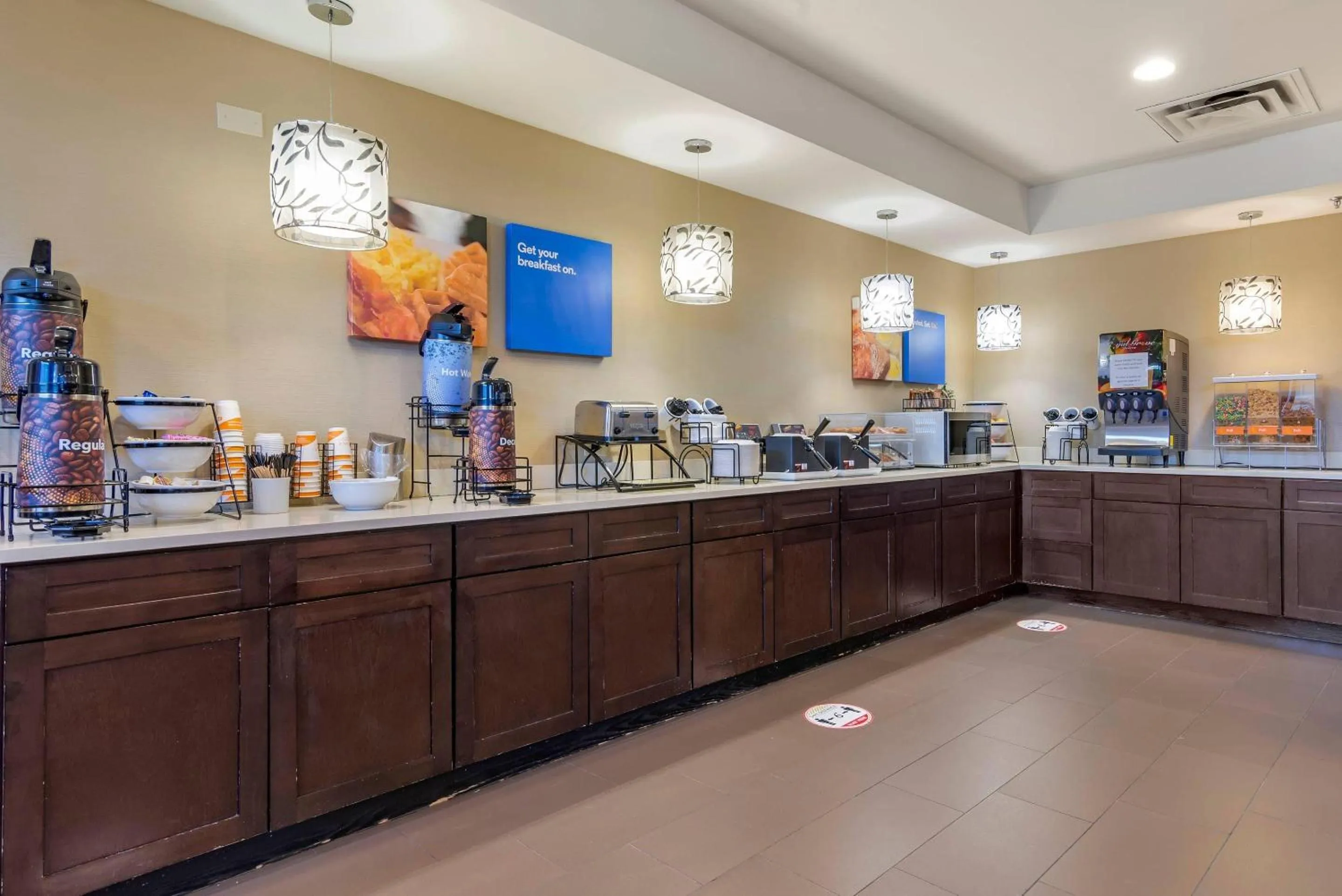 Breakfast in Comfort Inn & Suites near Six Flags