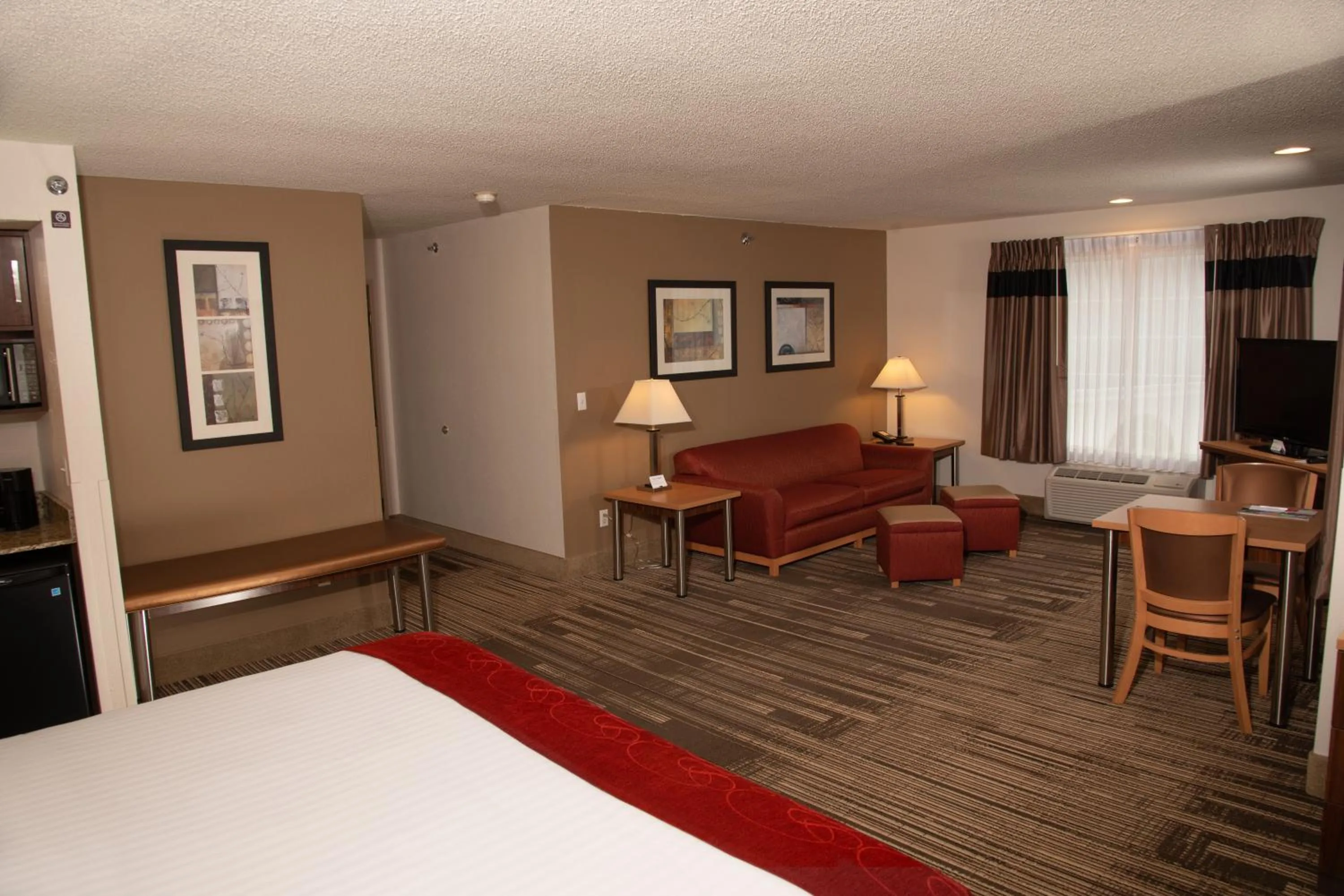 Bed in Northfield Inn Suites and Conference Center