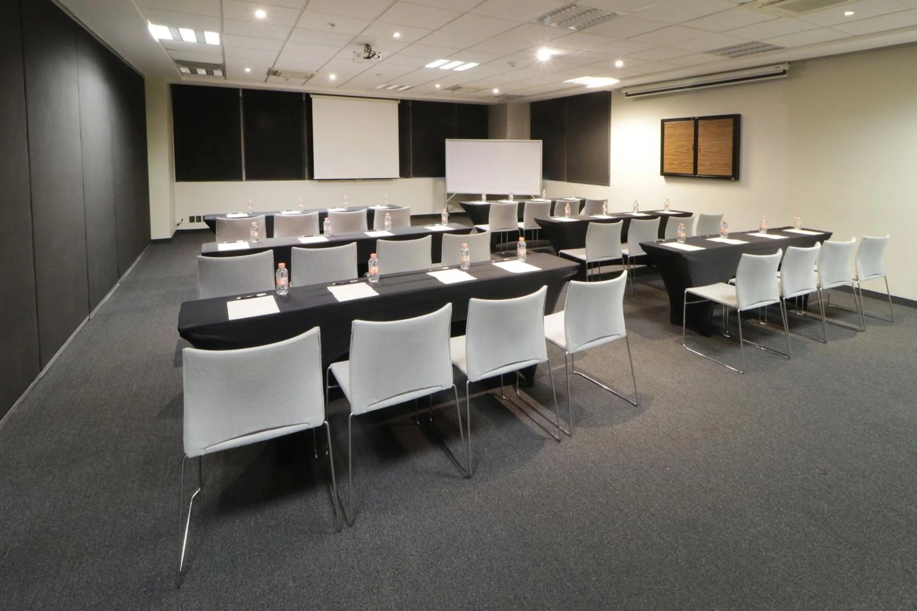 Meeting/conference room in City Express Suites by Marriott Ciudad de México Santa Fe