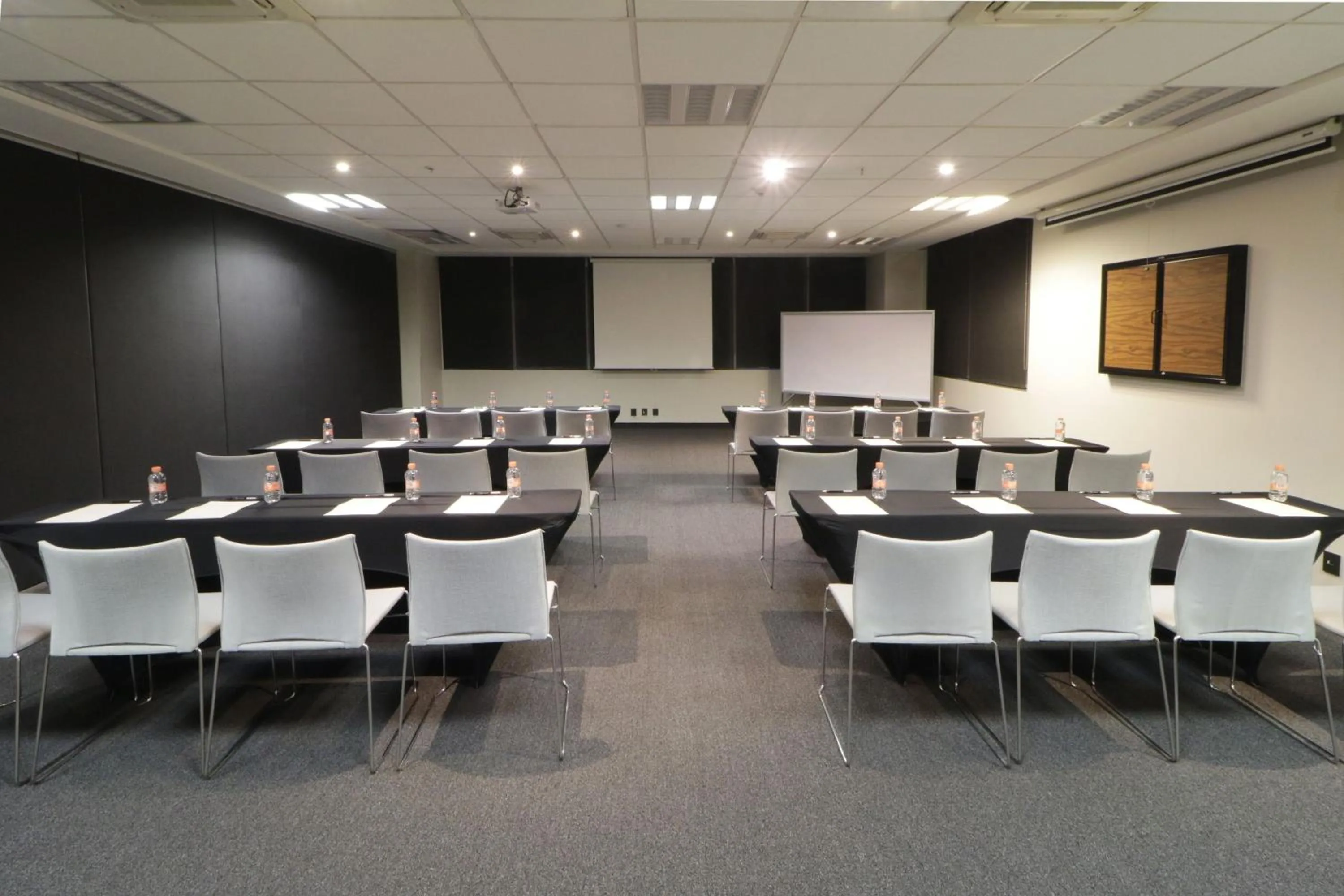 Meeting/conference room in City Express Suites by Marriott Ciudad de México Santa Fe