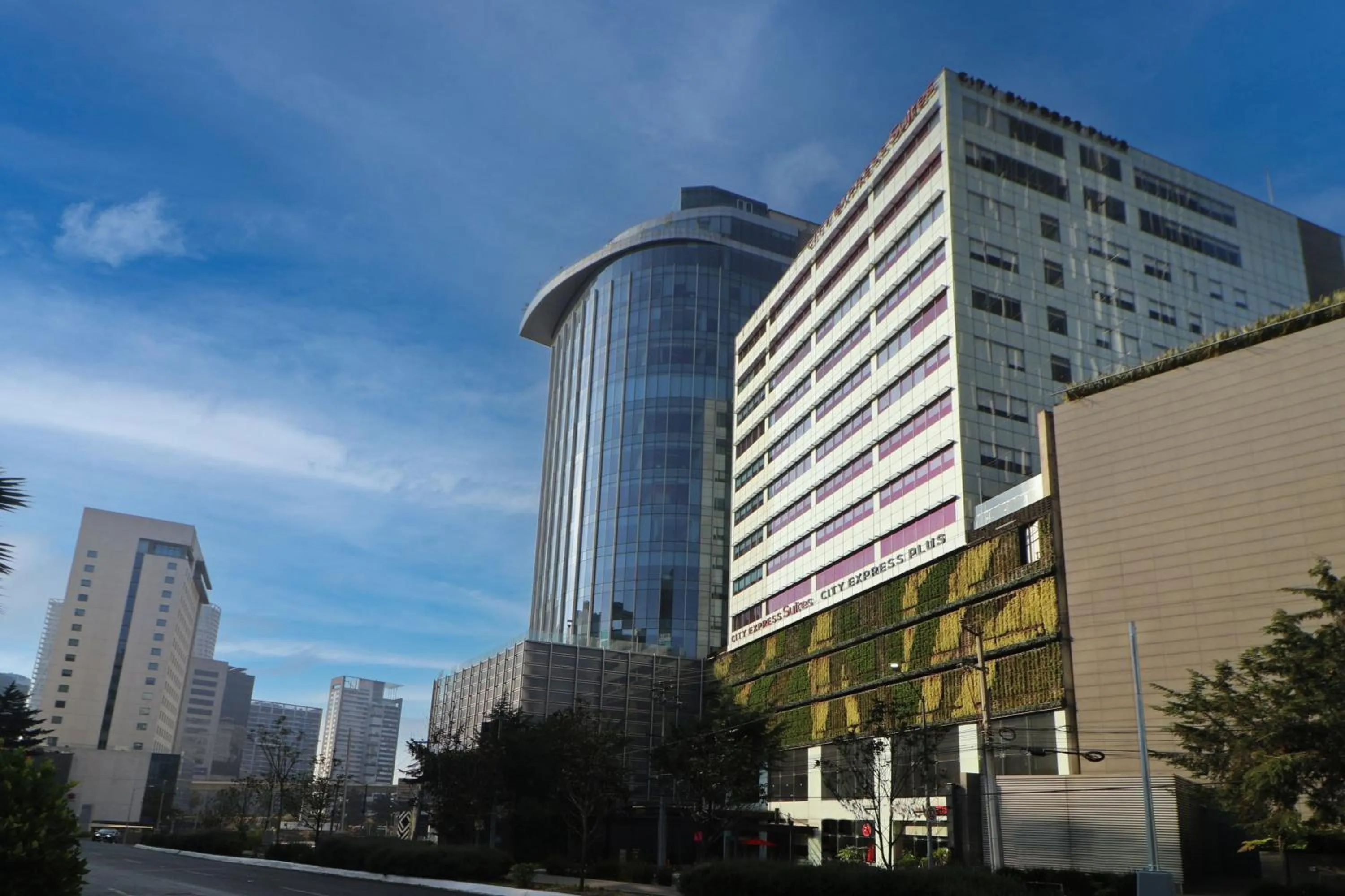 Property building in City Express Suites by Marriott Ciudad de México Santa Fe