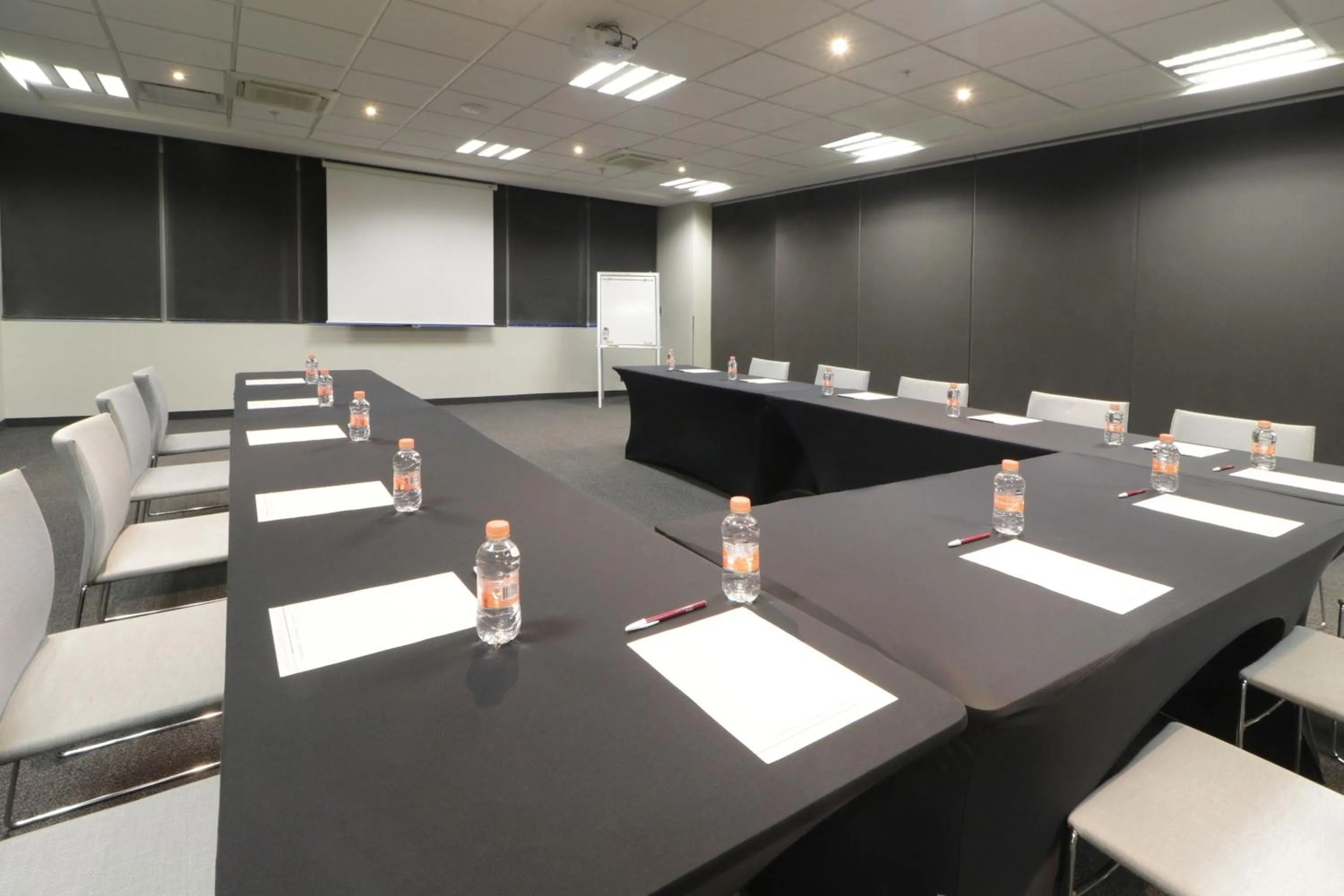 Meeting/conference room in City Express Suites by Marriott Ciudad de México Santa Fe