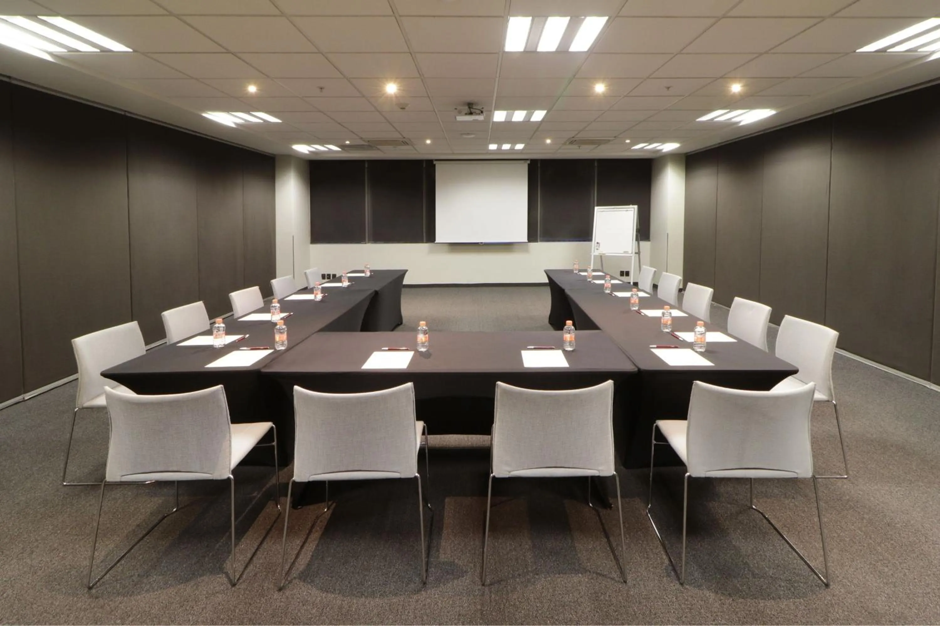 Meeting/conference room in City Express Suites by Marriott Ciudad de México Santa Fe