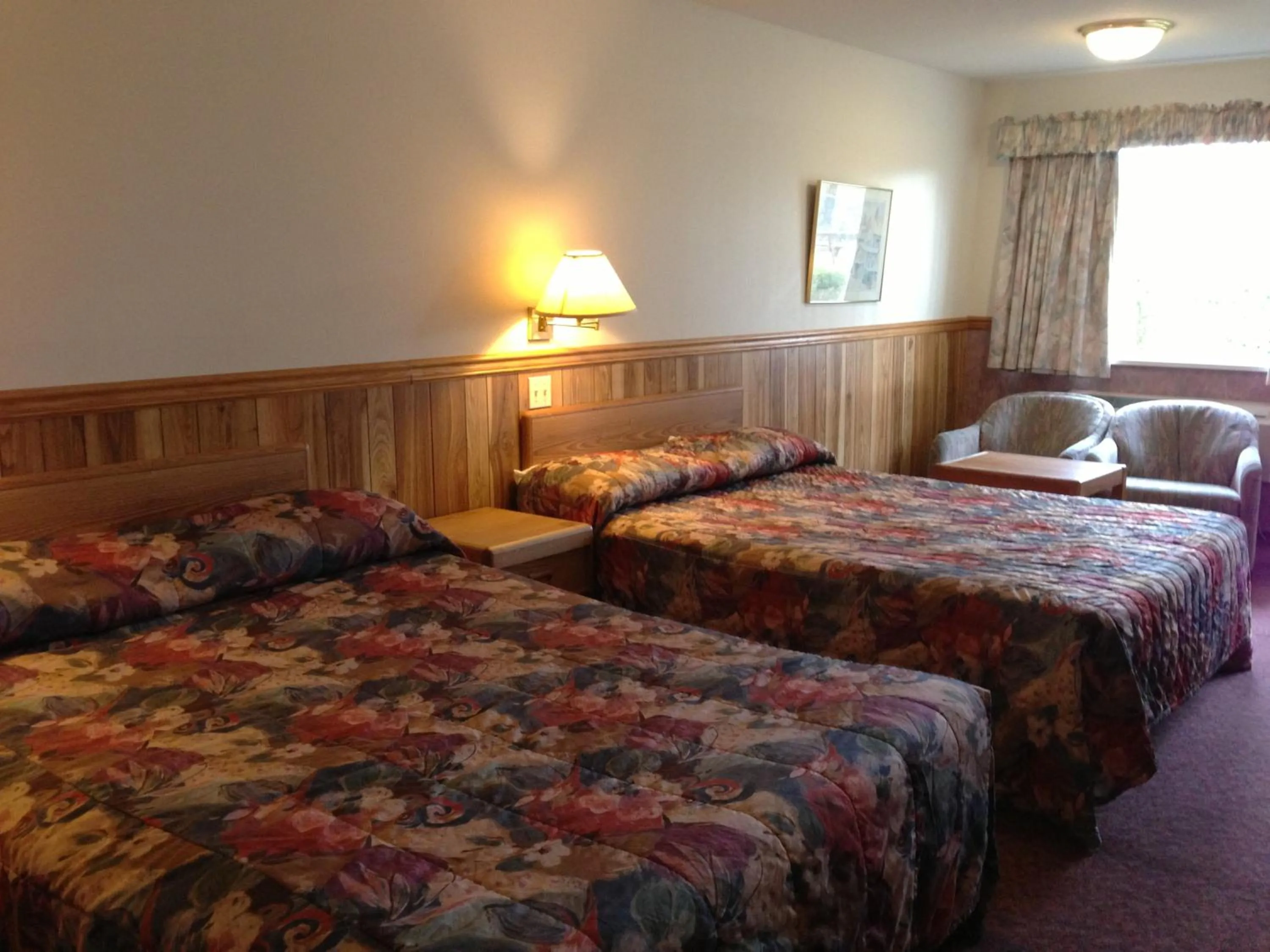 Queen Room with Two Queen Beds in Rainbow Motor Inn