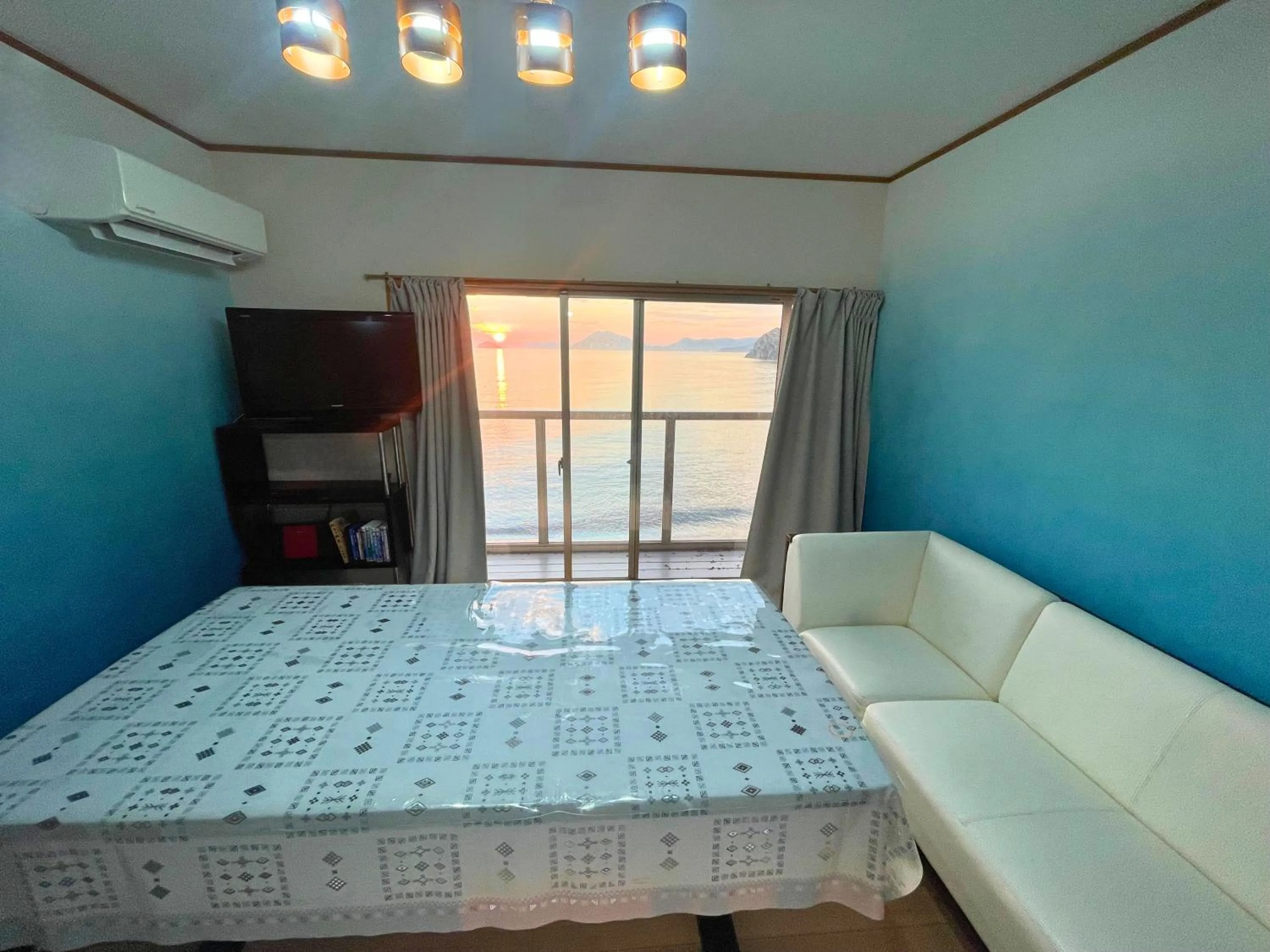 Communal lounge/ TV room, Bed in villa chillon