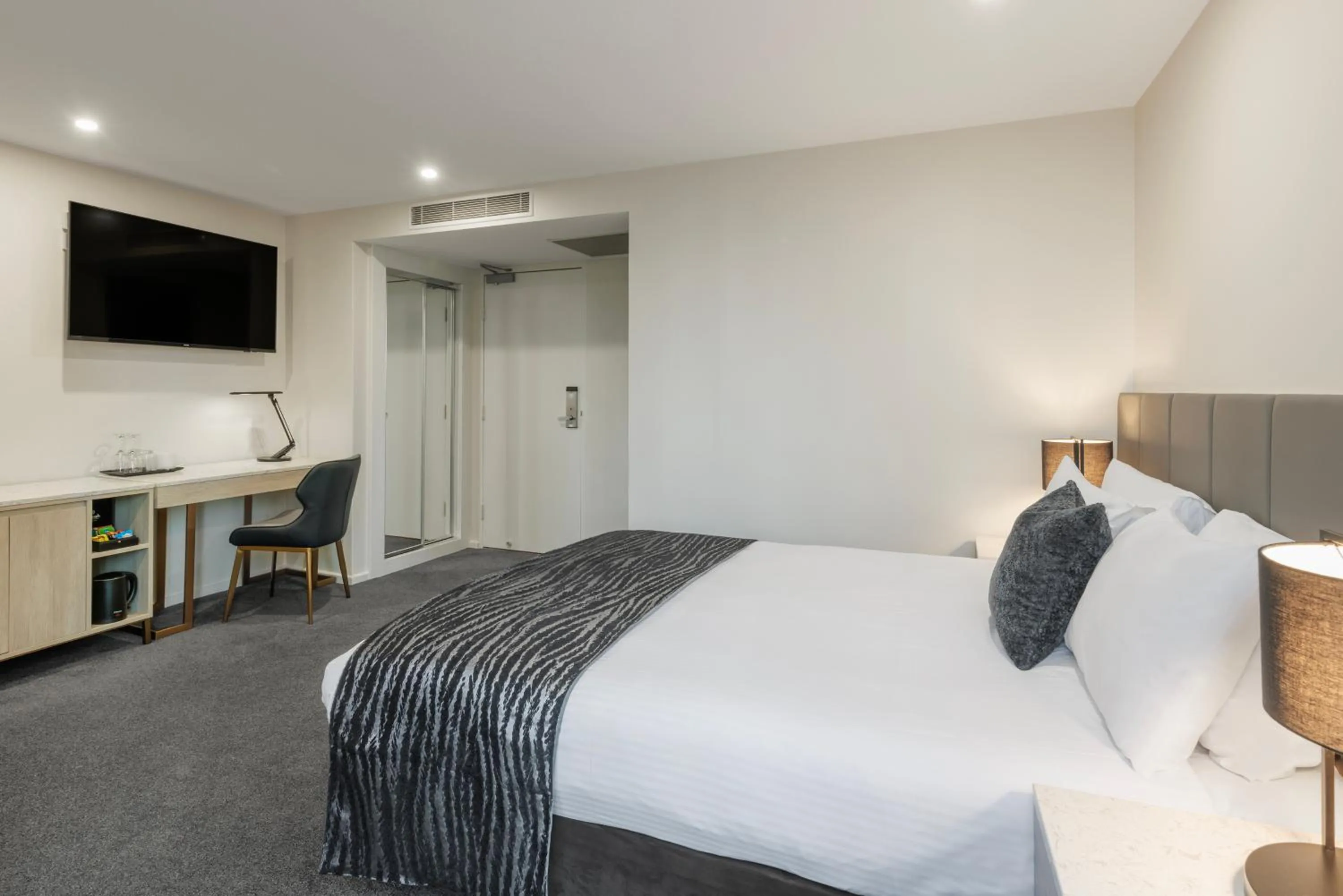 Bedroom, Bed in Hotel Grand Chancellor Melbourne