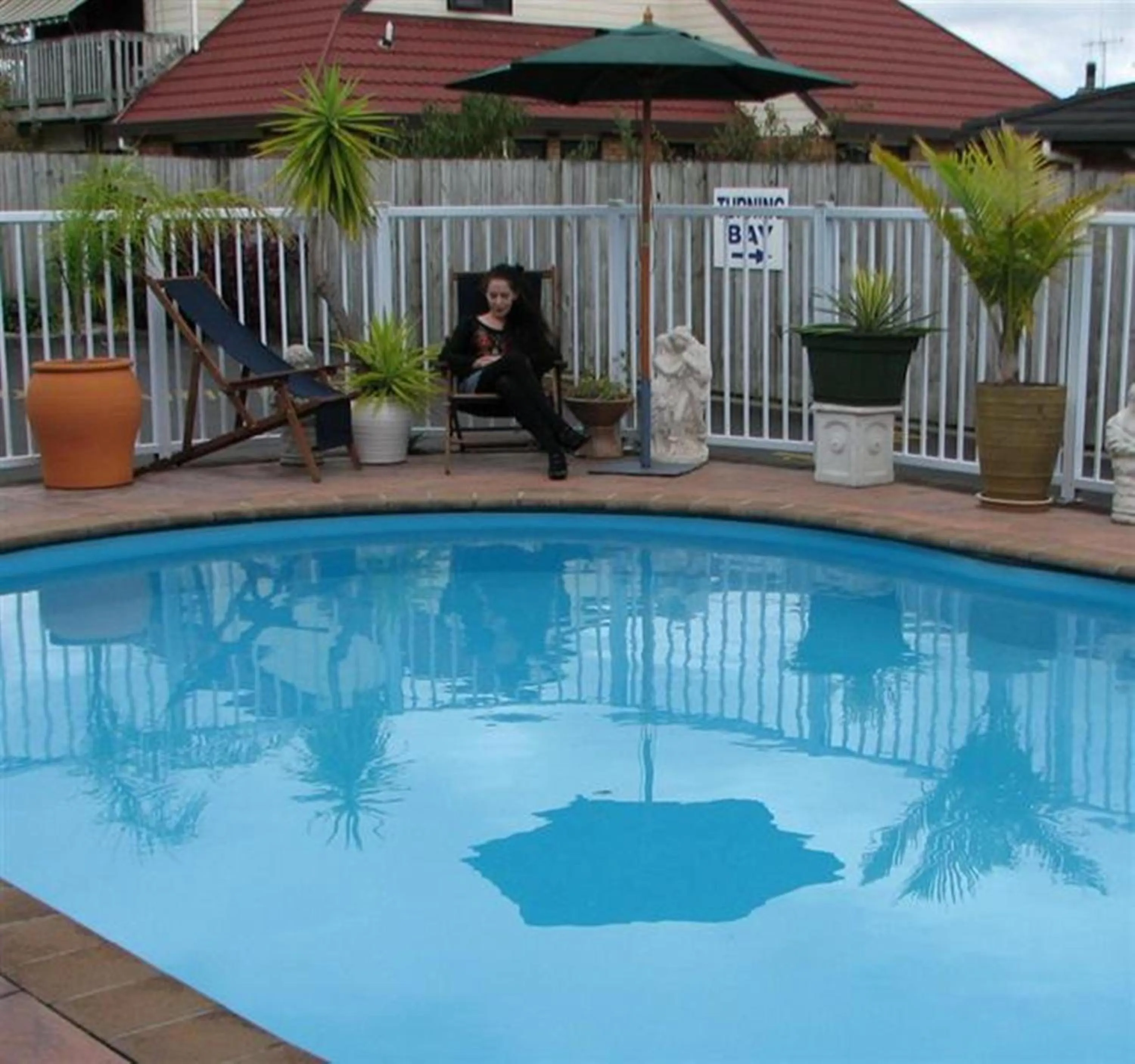 Swimming pool in Avenue Heights Motel