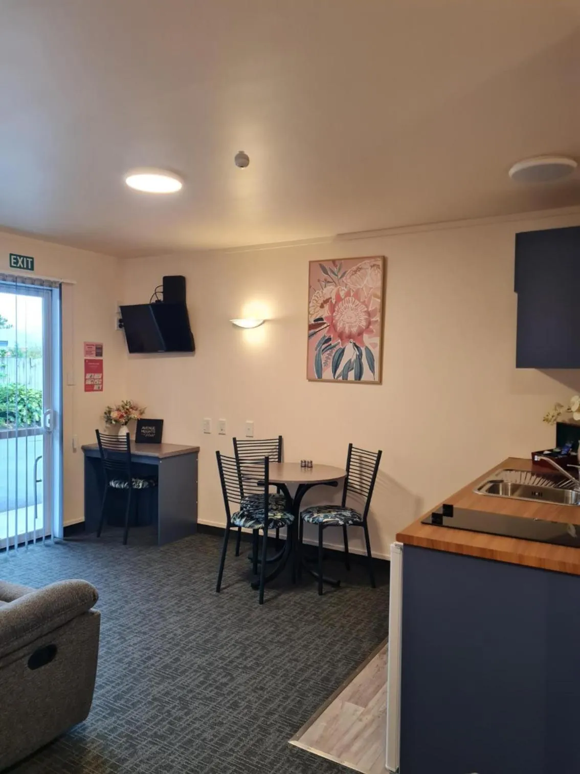 TV and multimedia in Avenue Heights Motel