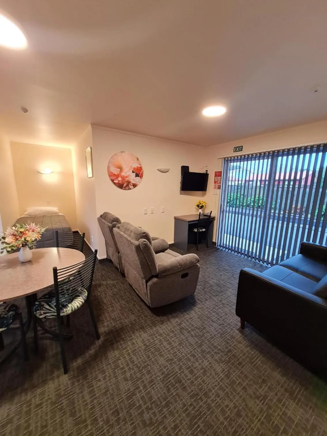 TV and multimedia in Avenue Heights Motel