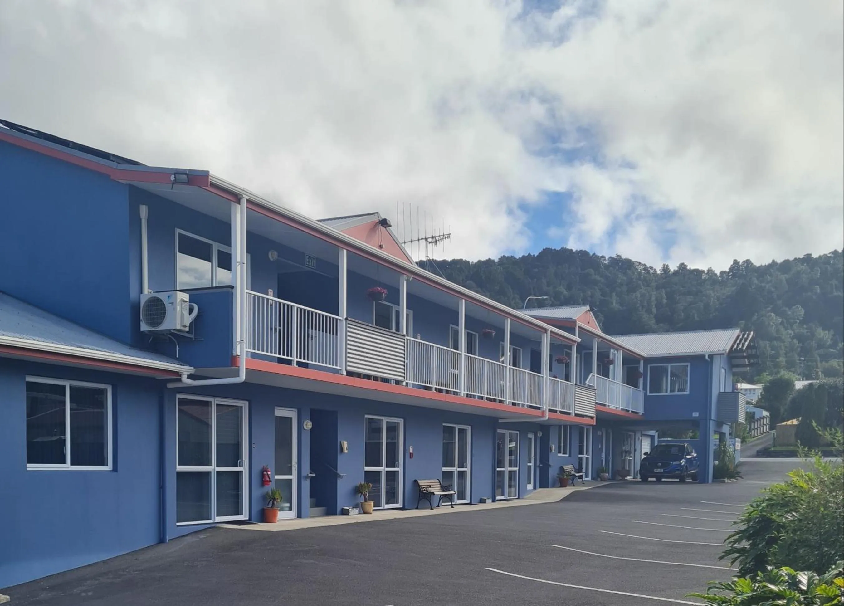 Property building in Avenue Heights Motel