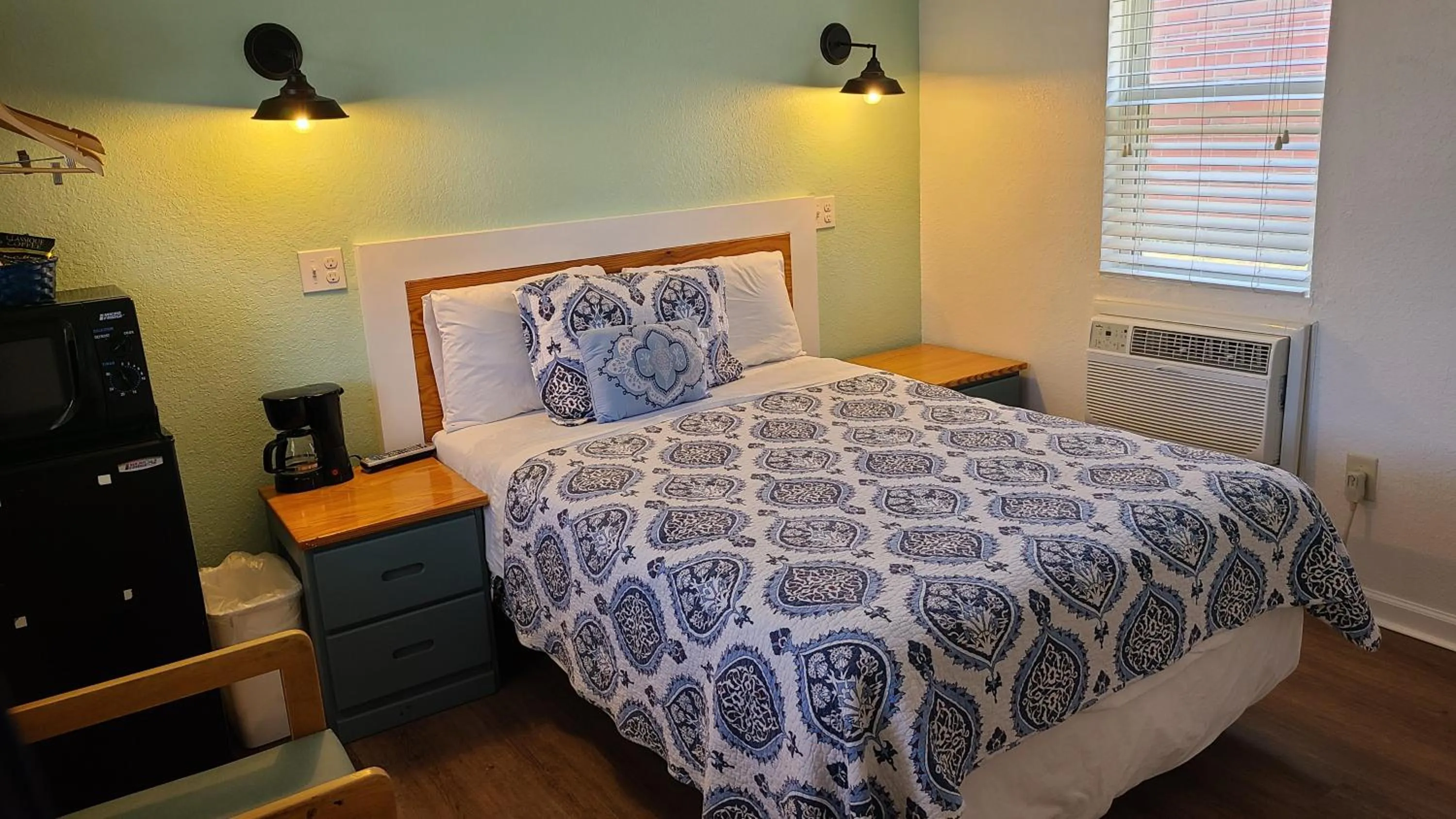 Bed in Driftin Sands Motel