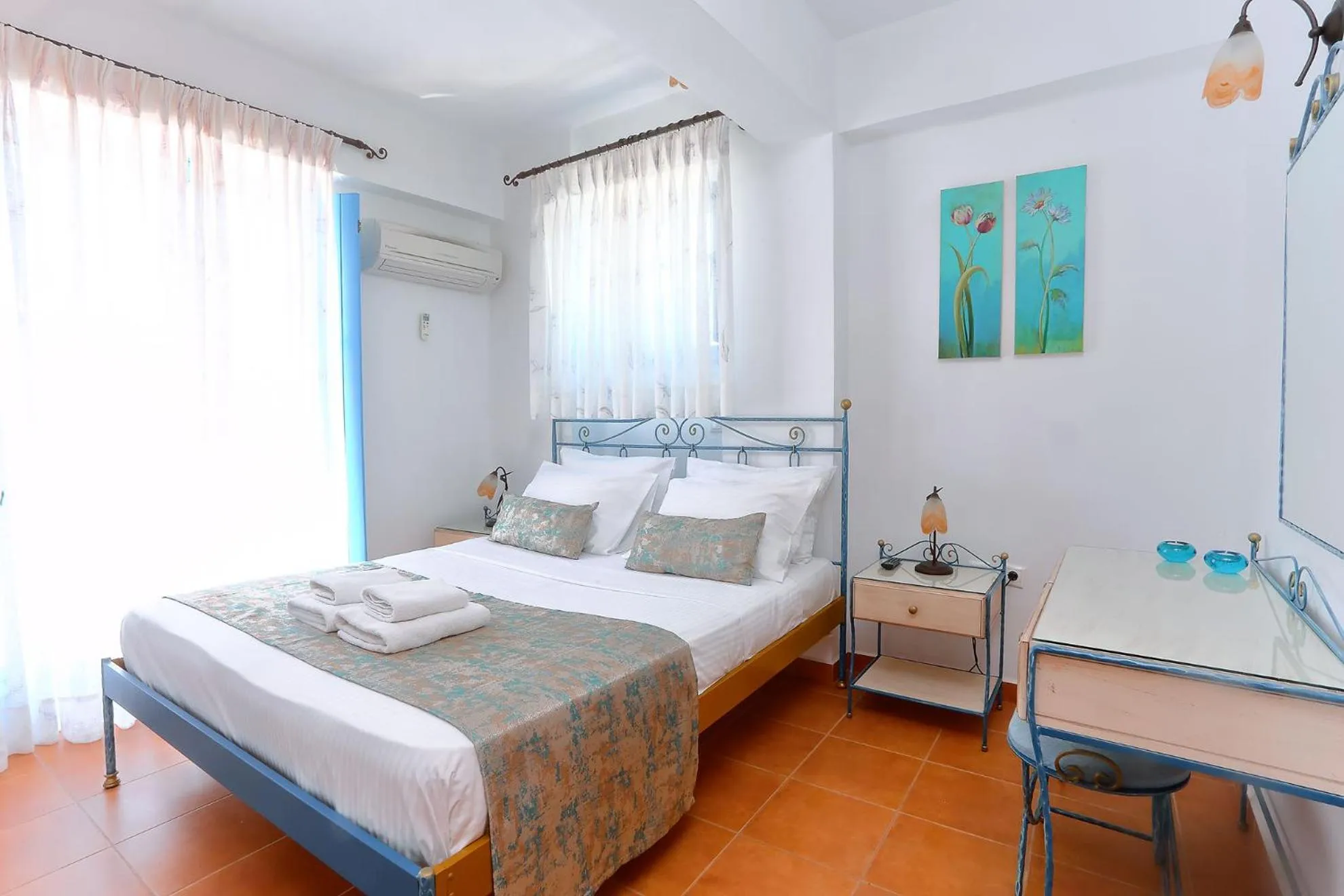 Bed in Vathi Hotel Apartment Hotel