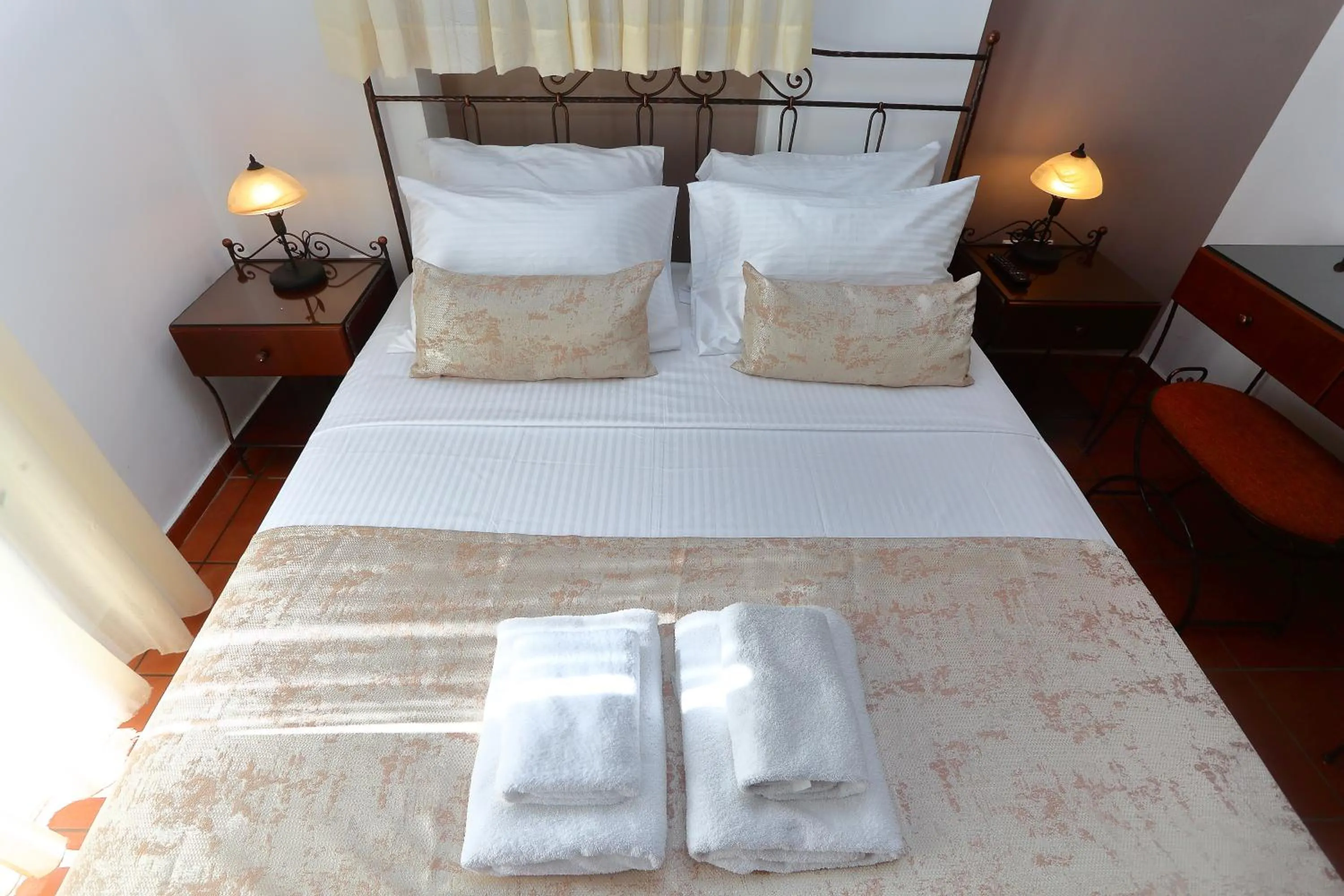 Bed in Vathi Hotel Apartment Hotel