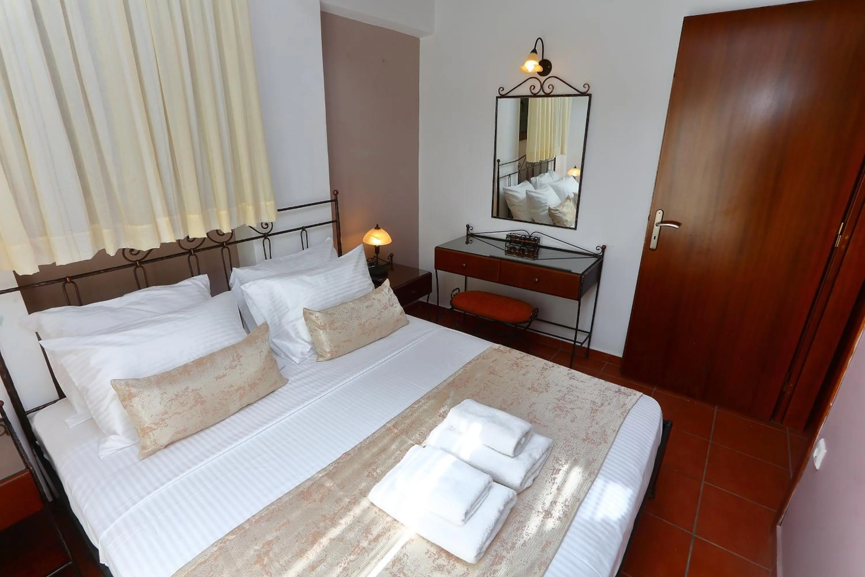 Bed in Vathi Hotel Apartment Hotel