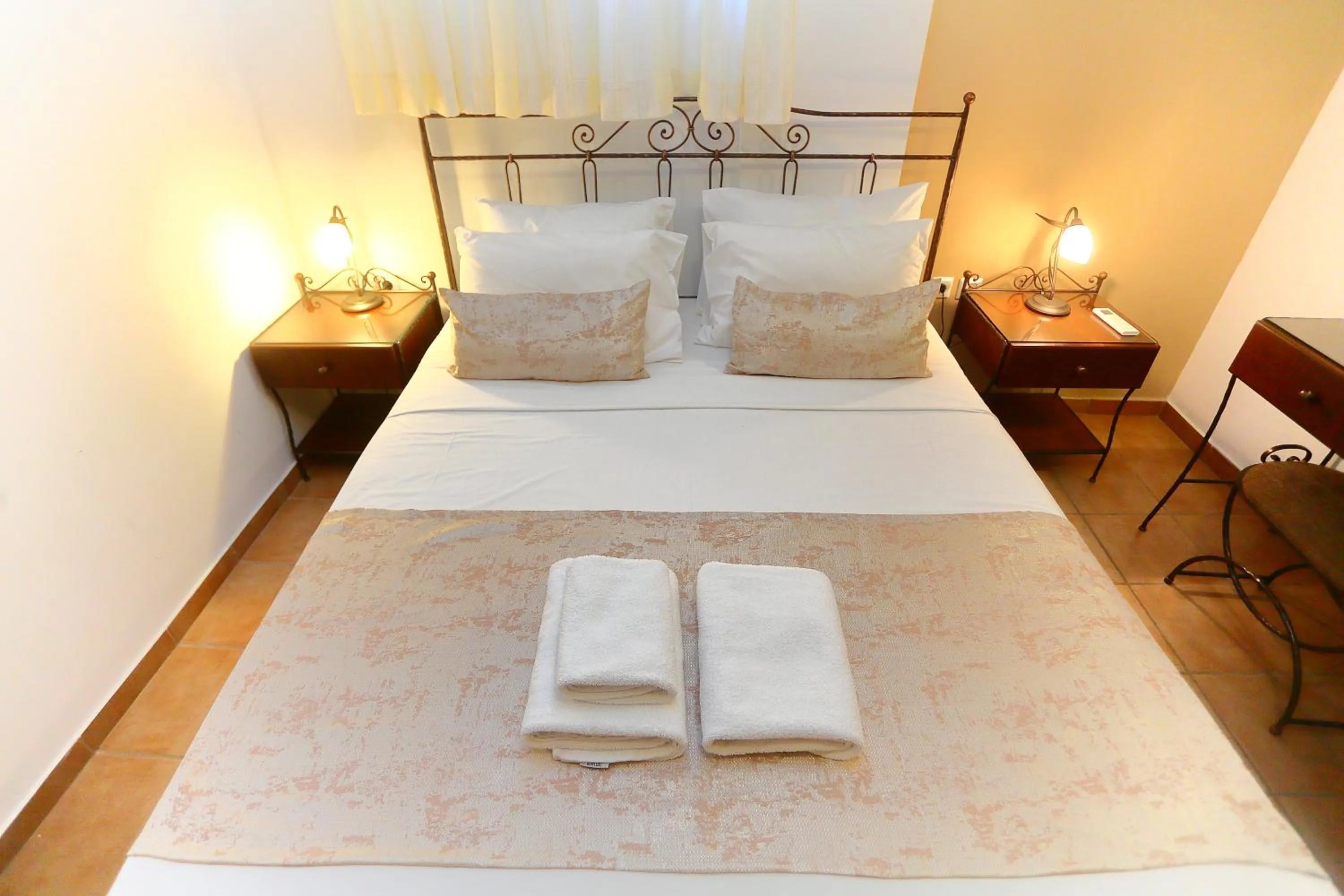 Bed in Vathi Hotel Apartment Hotel