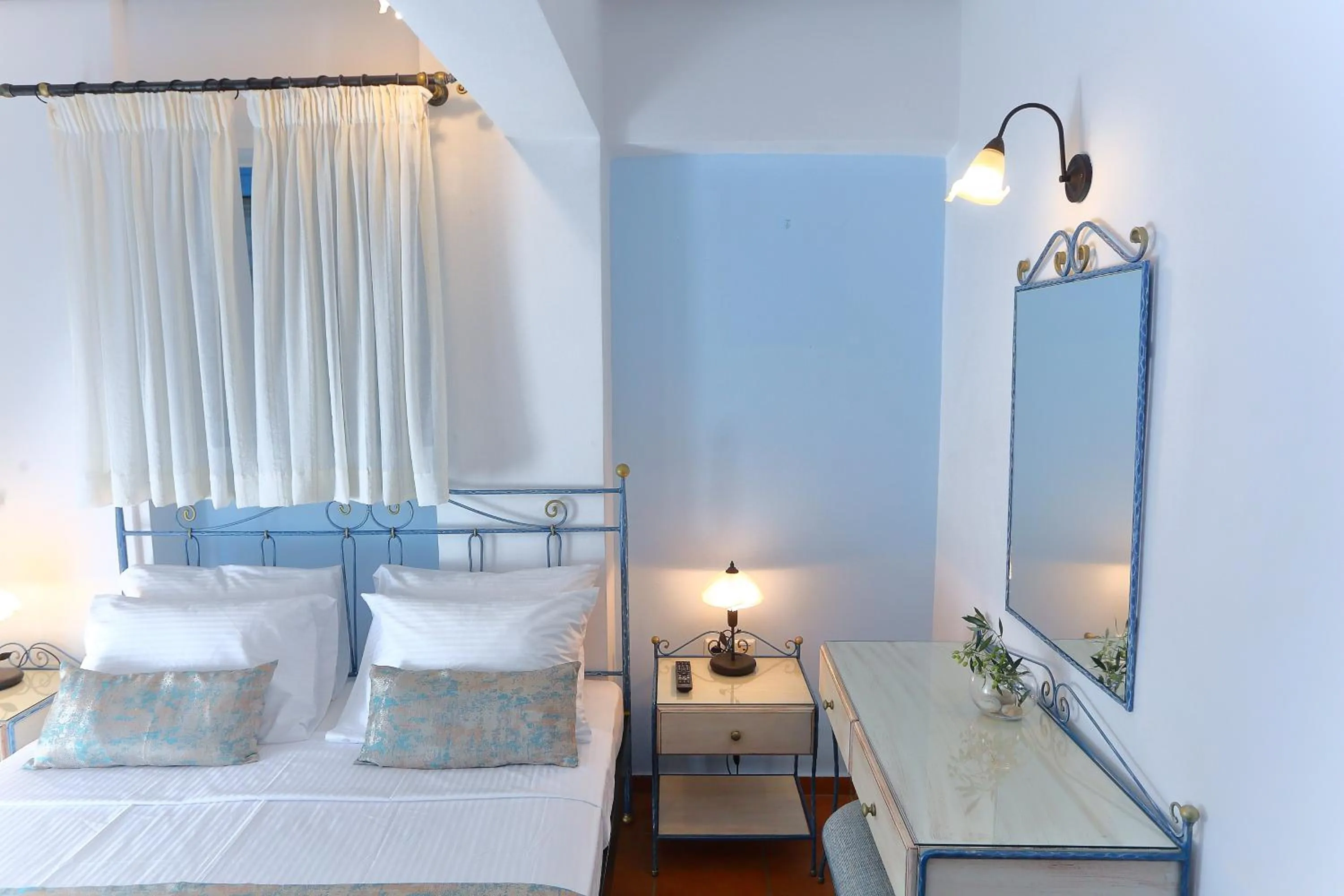 Bed in Vathi Hotel Apartment Hotel