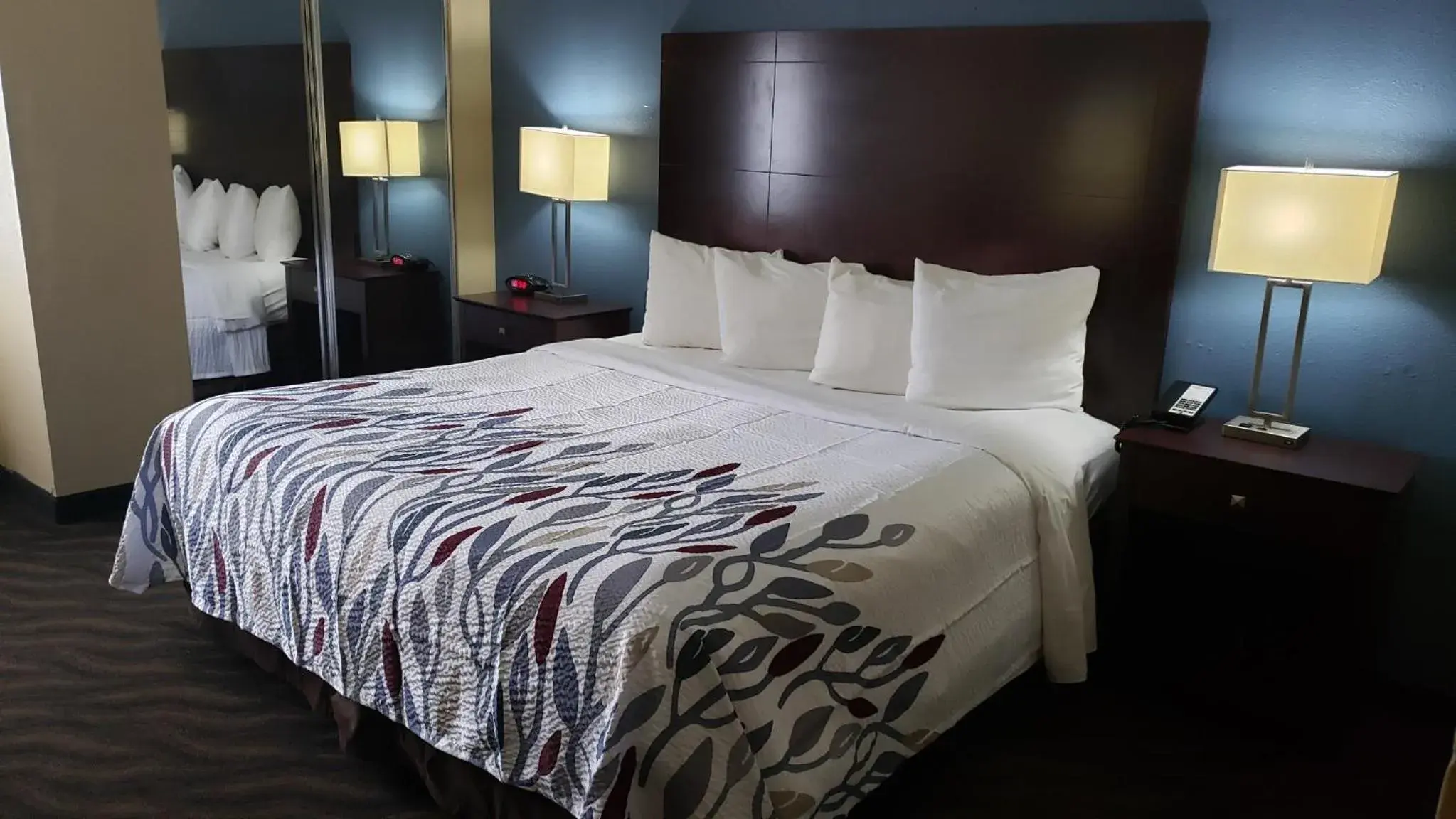 Photo of the whole room, Bed in Red Roof Inn Port Allen Photo of the whole room, Bed in Red Roof Inn Port Allen