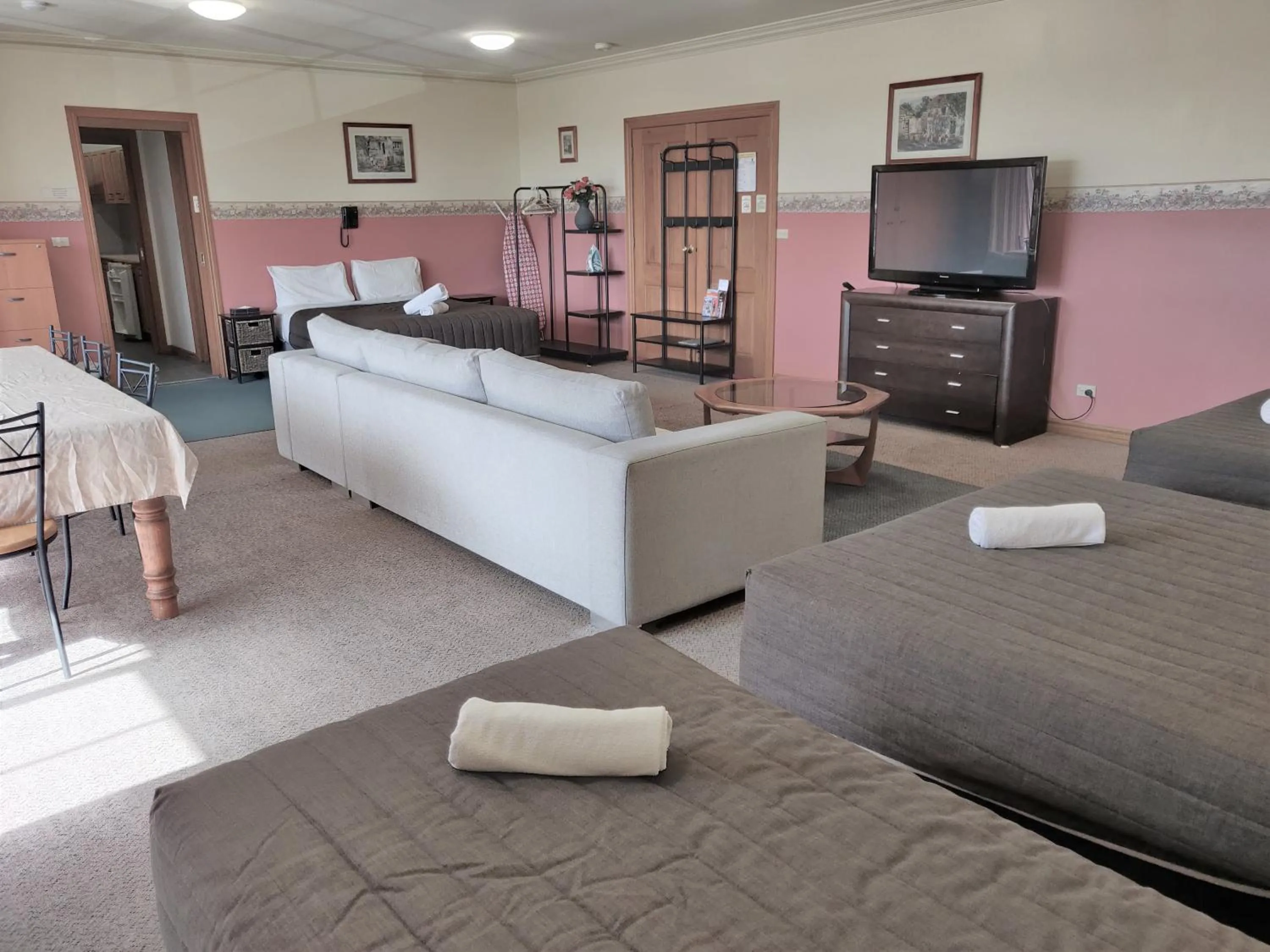 Communal lounge/ TV room, Bed in St Georges Motor Inn