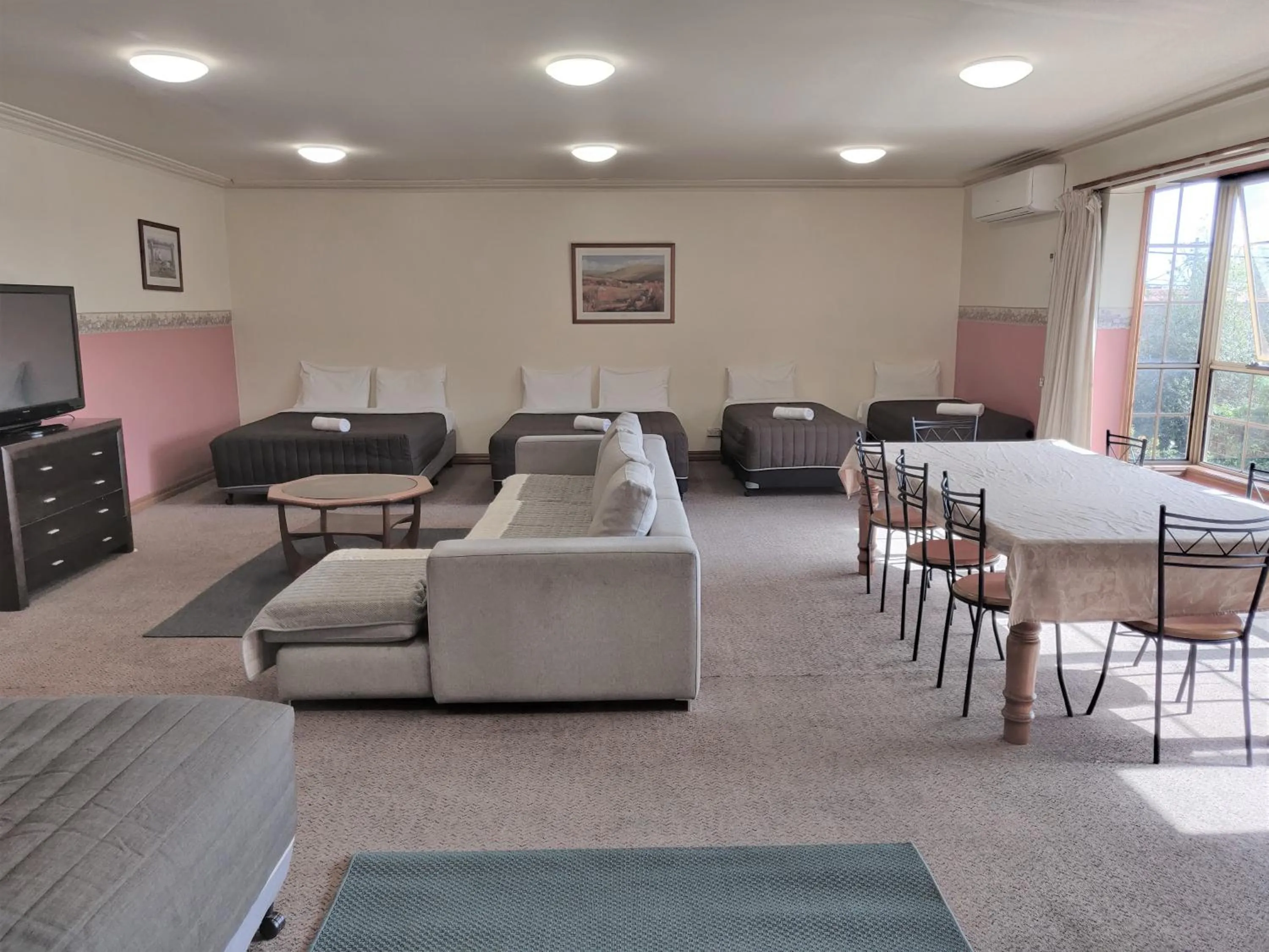 Communal lounge/ TV room in St Georges Motor Inn